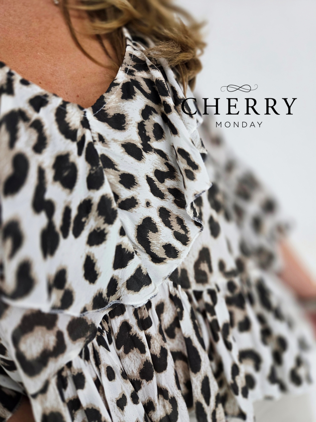 Bluza z volani in leopardjim vzorcem