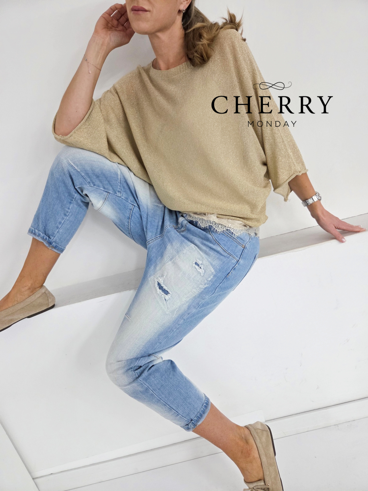 Svetle rahlo natrgane jeans hlače