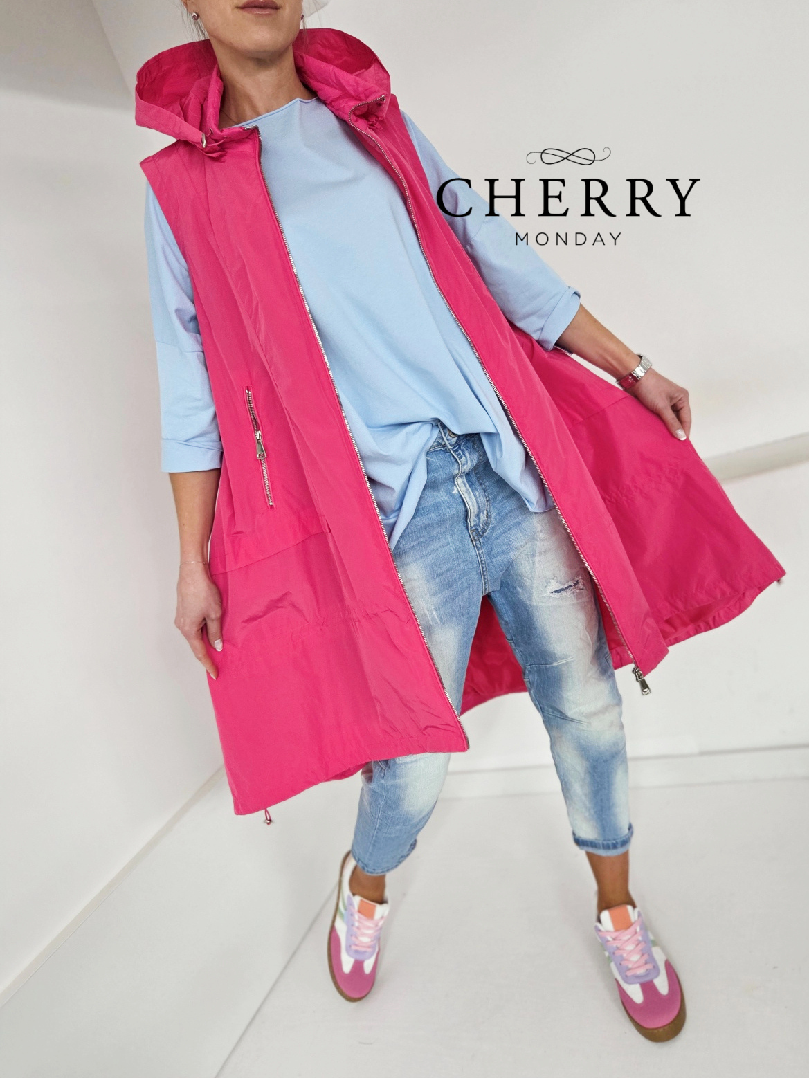 Svetle rahlo natrgane jeans hlače