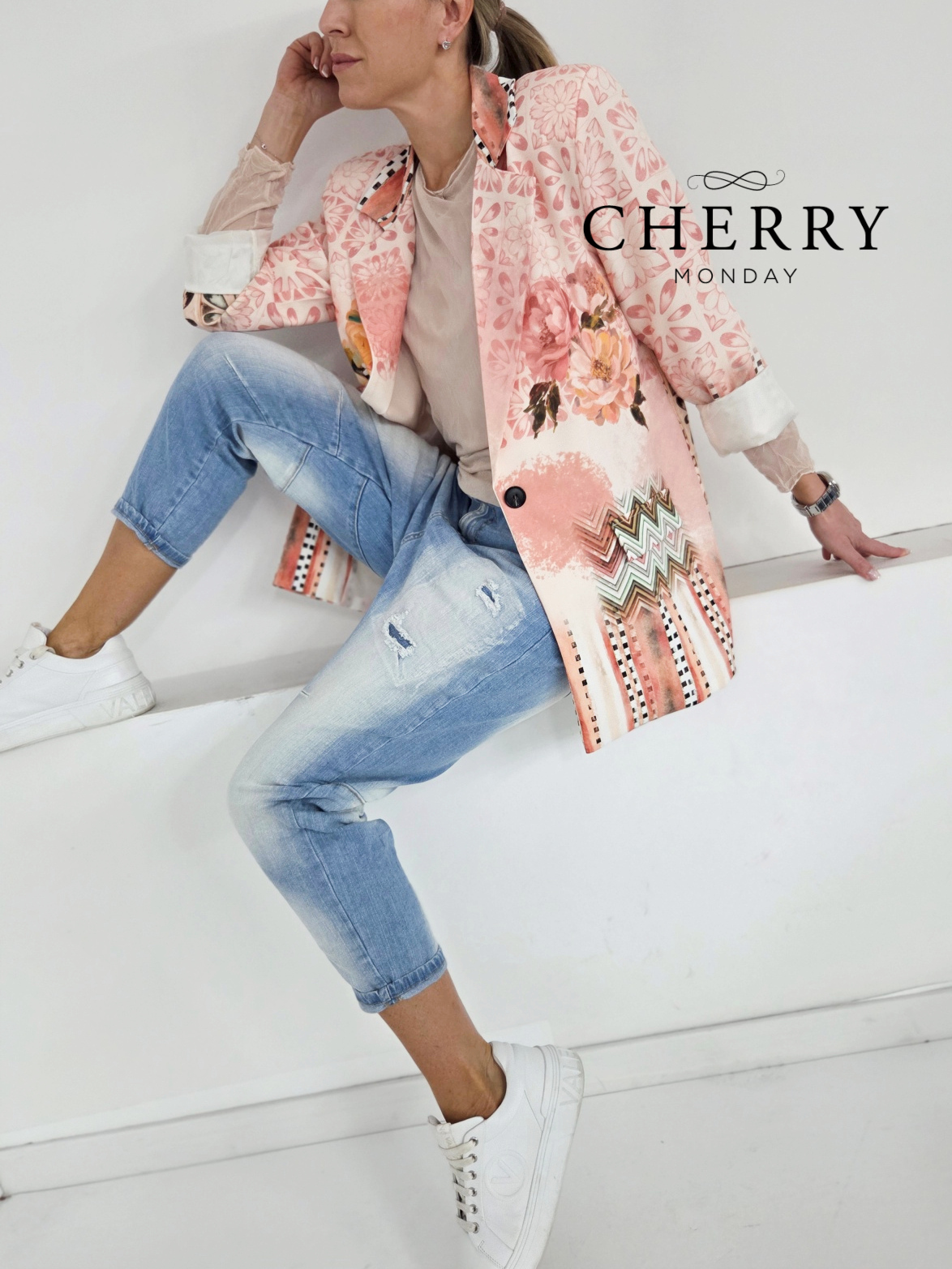 Svetle rahlo natrgane jeans hlače