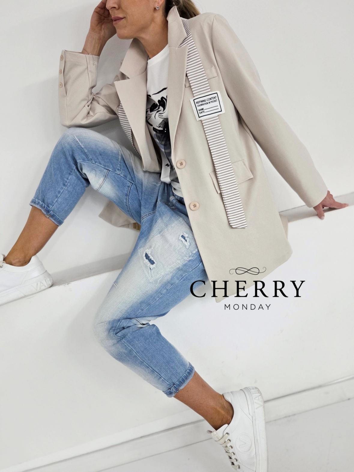 Svetle rahlo natrgane jeans hlače