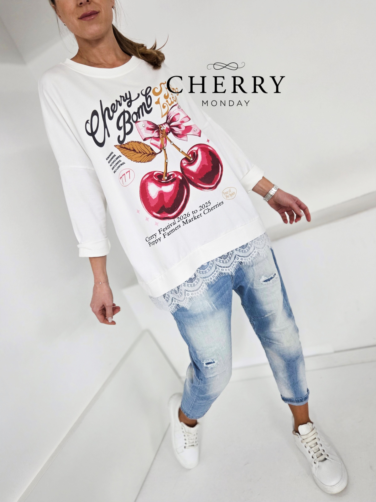 Svetle rahlo natrgane jeans hlače