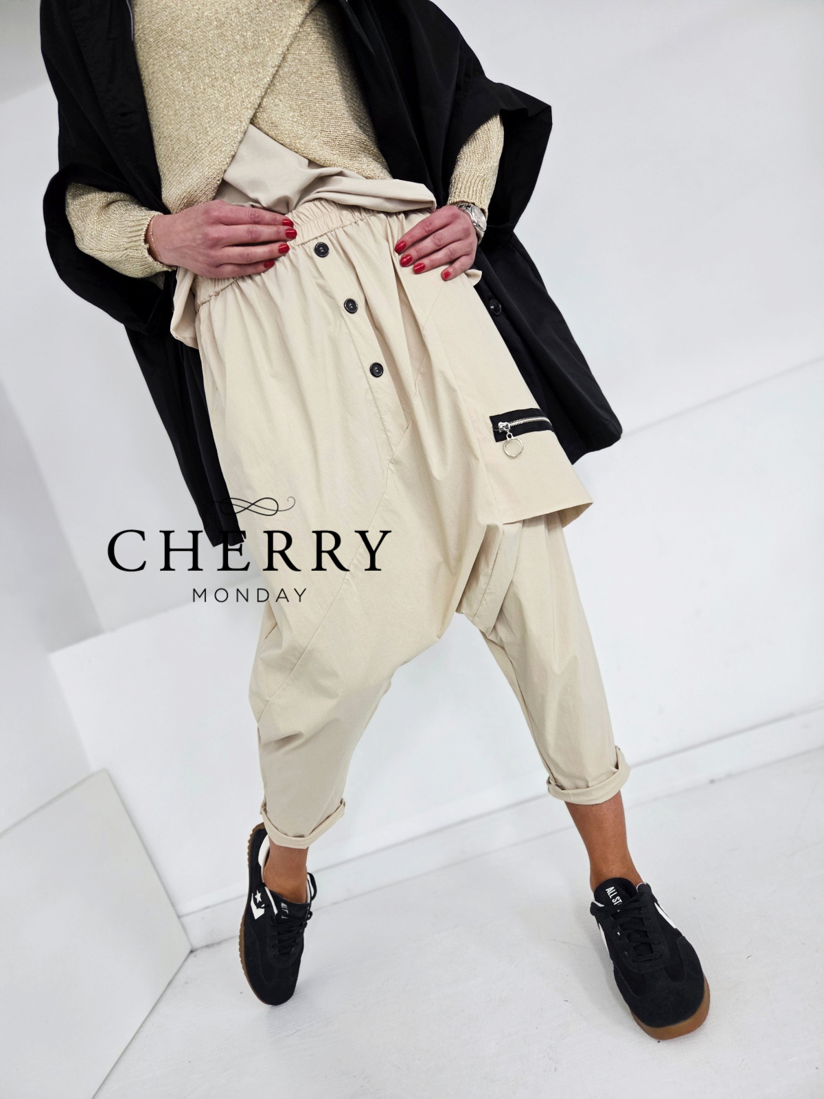 Lahkotne baggy hlače z gumbi in zadrgo