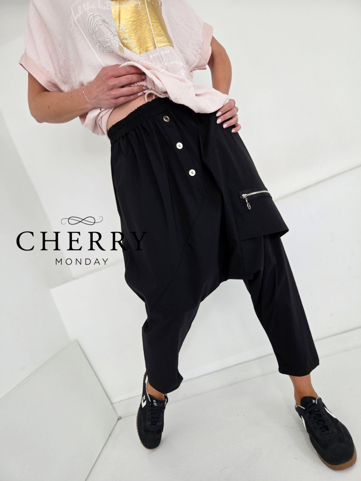 Lahkotne baggy hlače z gumbi in zadrgo