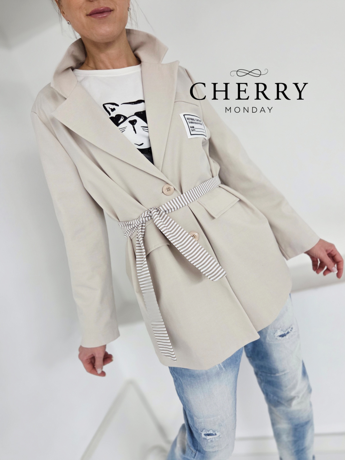 Blazer z dekorativnim trakom