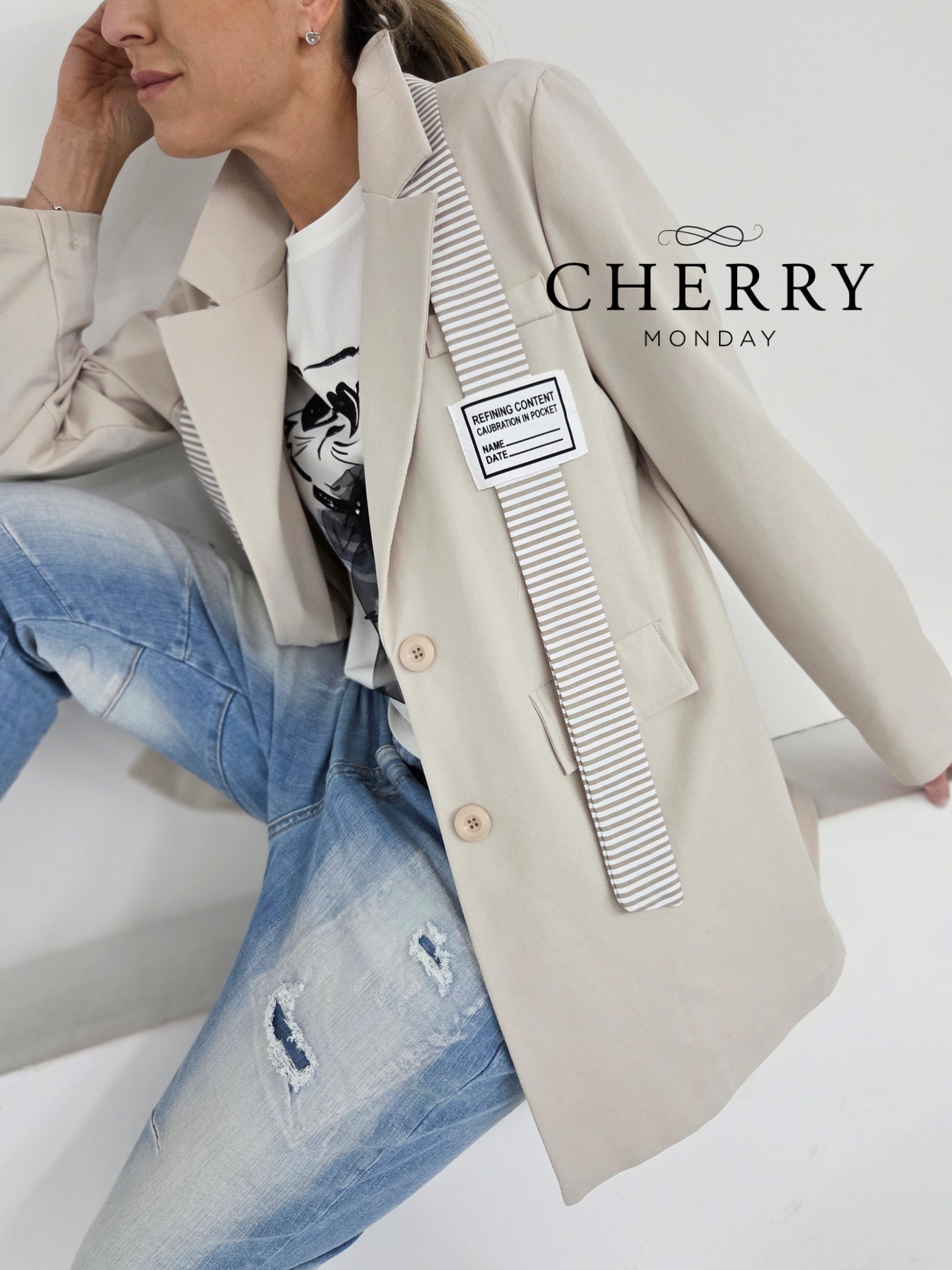 Blazer z dekorativnim trakom