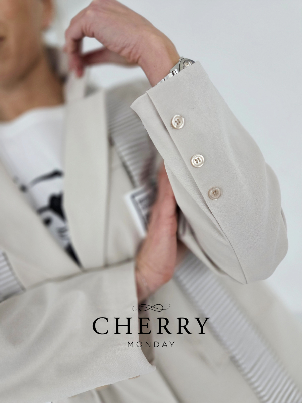 Blazer z dekorativnim trakom