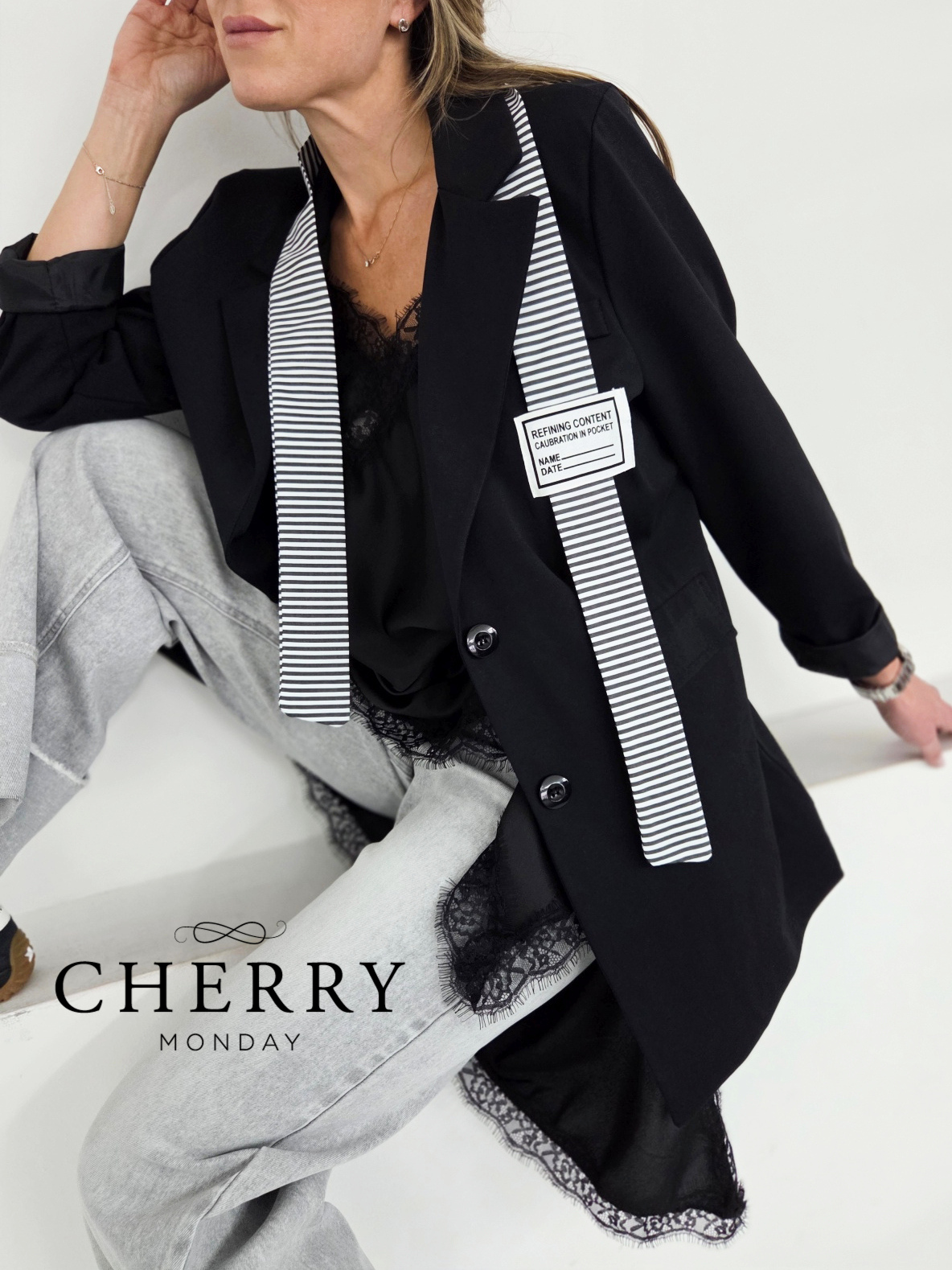 Blazer z dekorativnim trakom