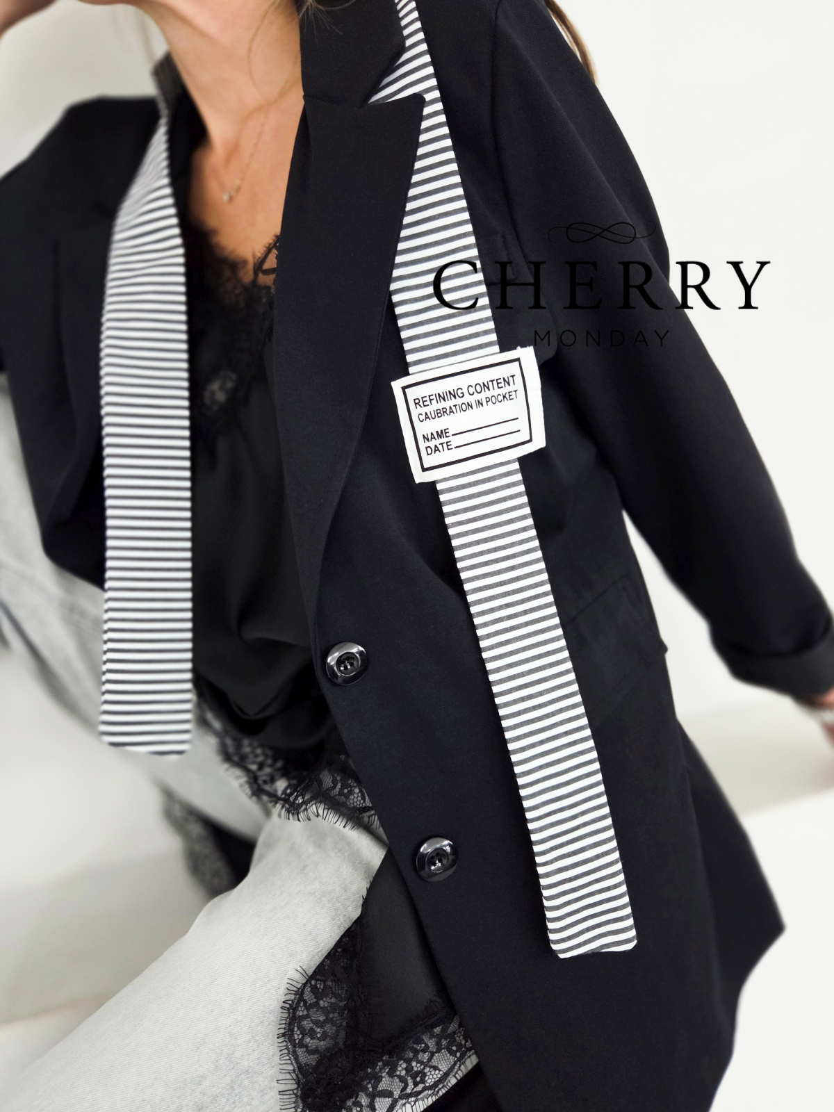 Blazer z dekorativnim trakom