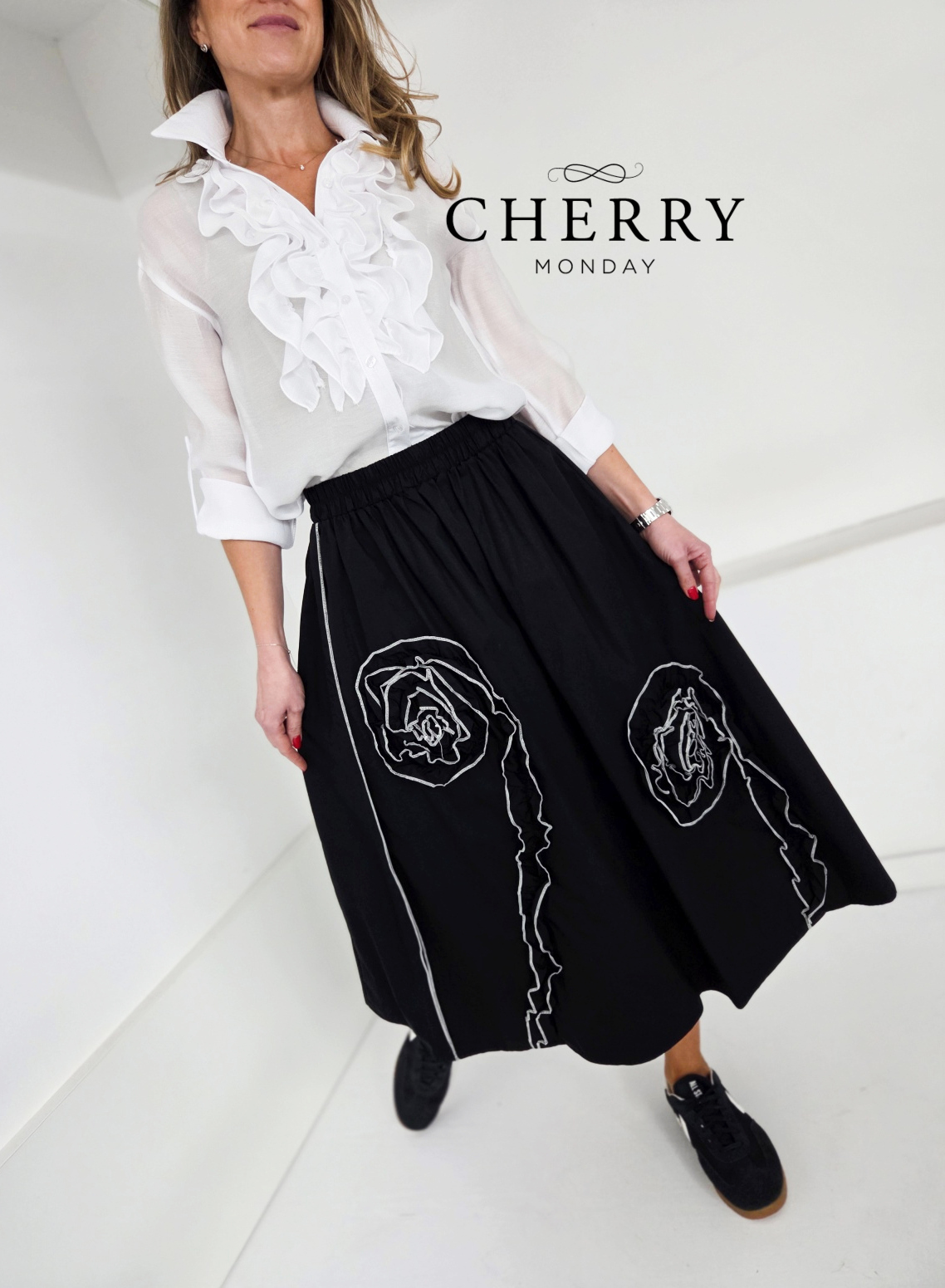 Črno krilo z vezanim detajlom