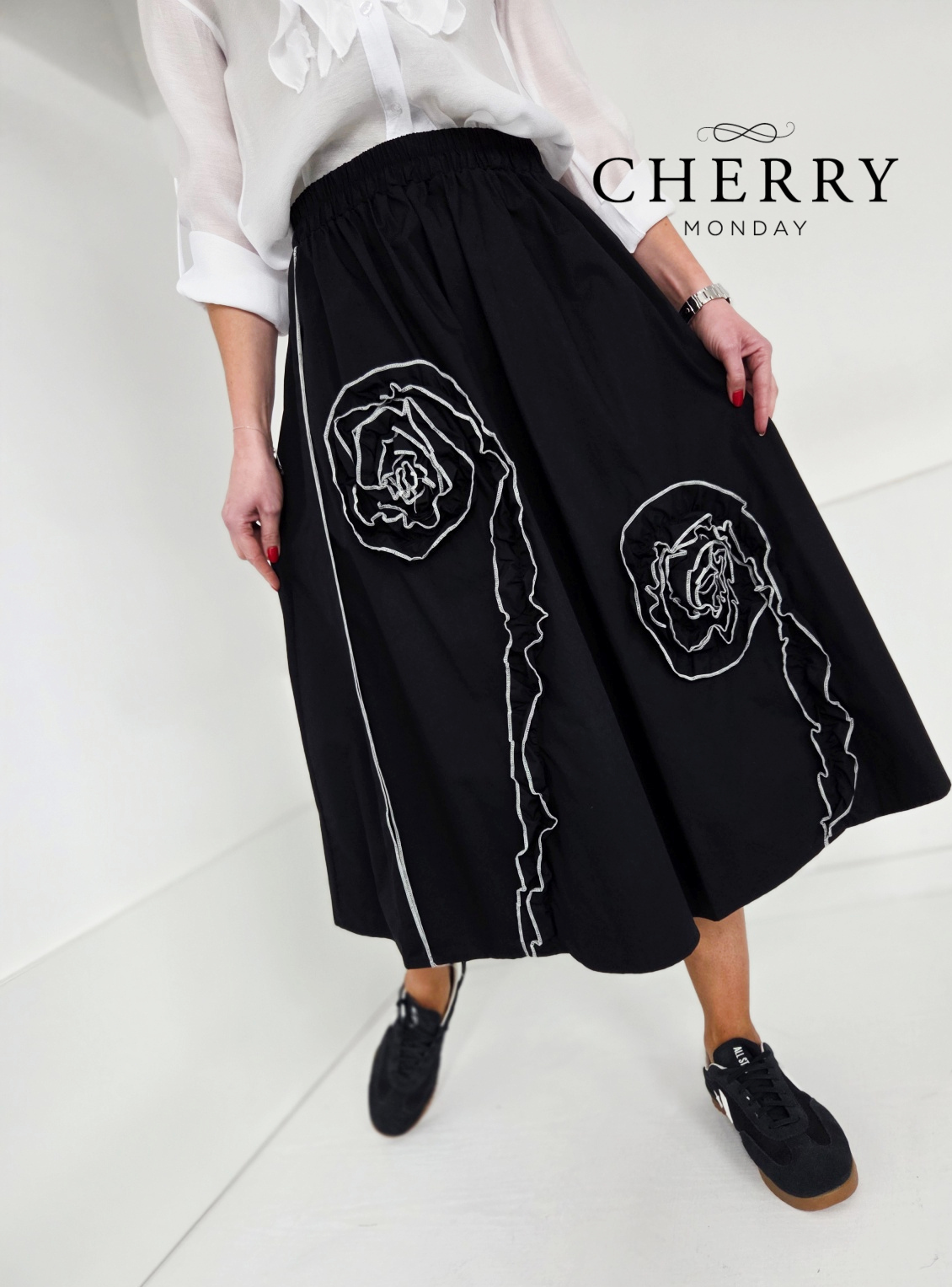 Črno krilo z vezanim detajlom