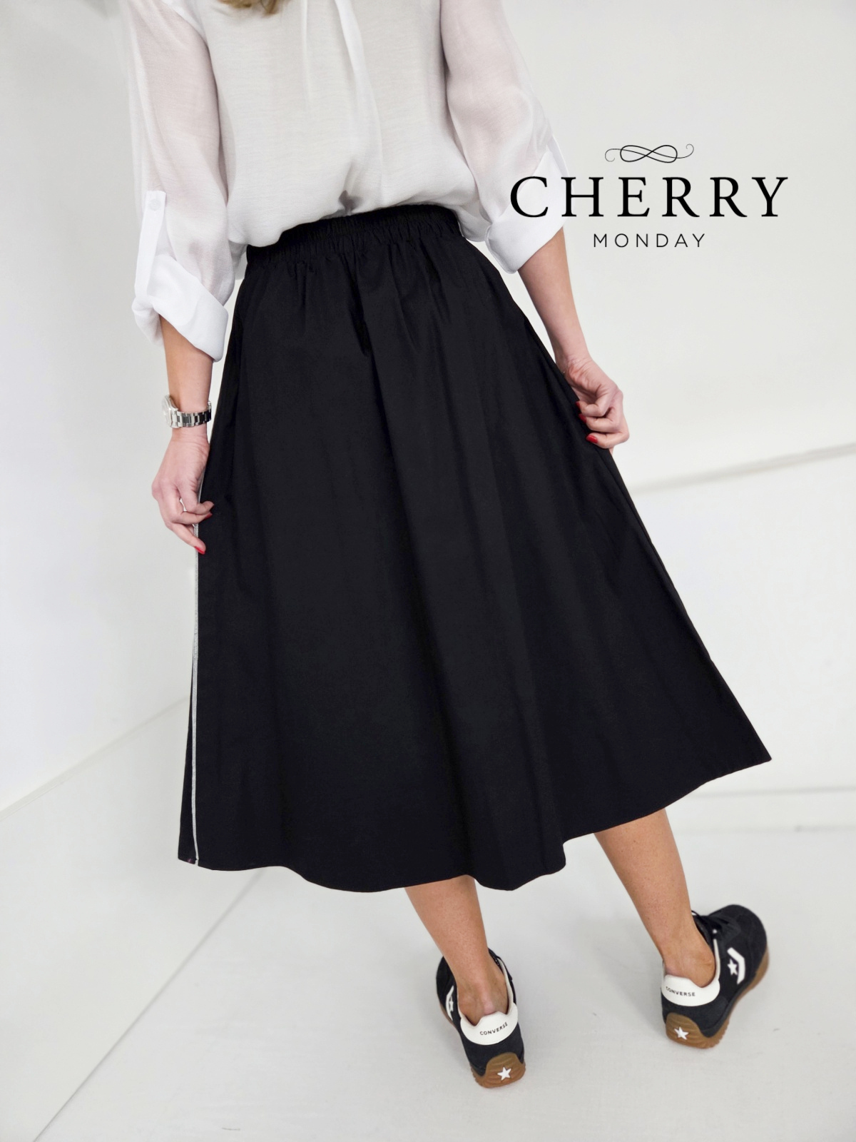 Črno krilo z vezanim detajlom