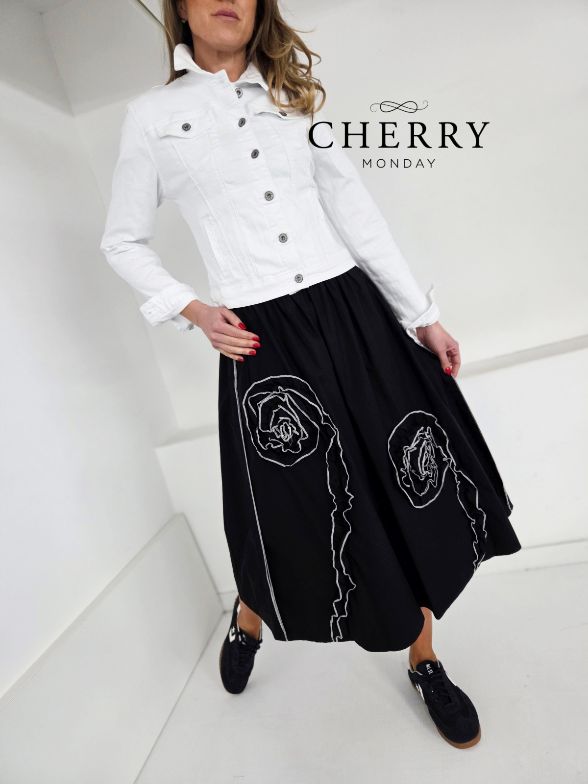 Črno krilo z vezanim detajlom