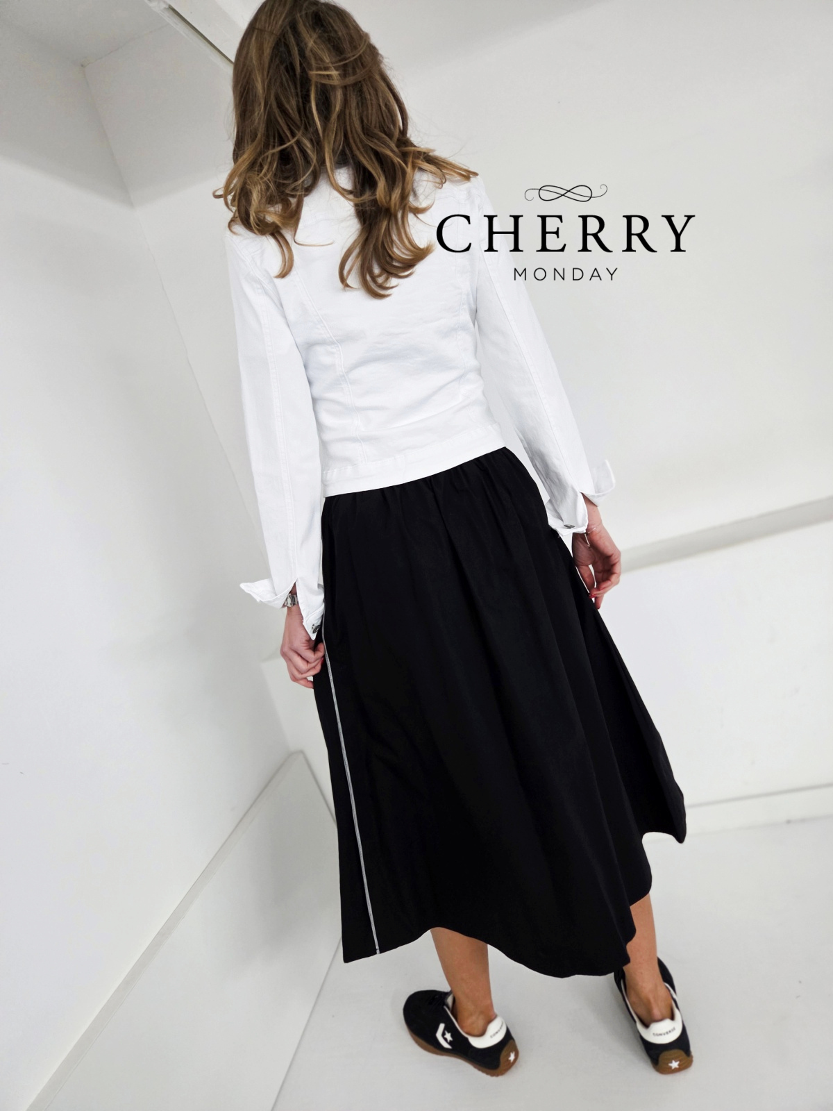 Črno krilo z vezanim detajlom