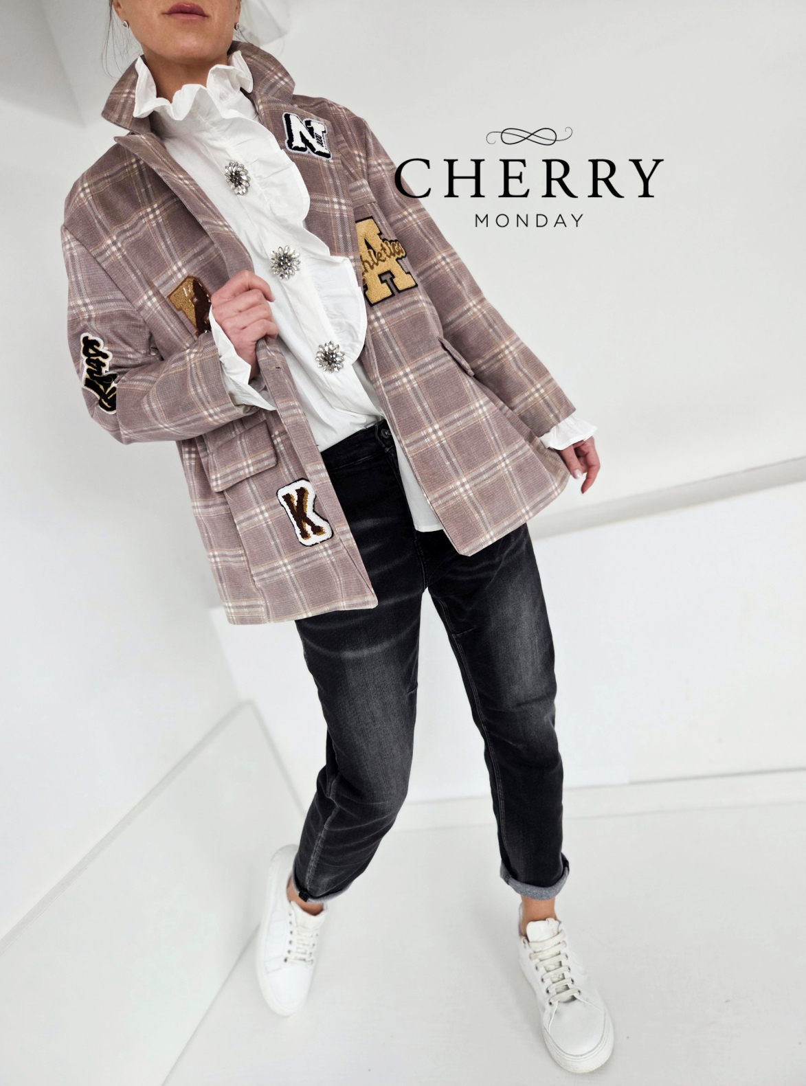 Karirasta plus size jakna z našitki