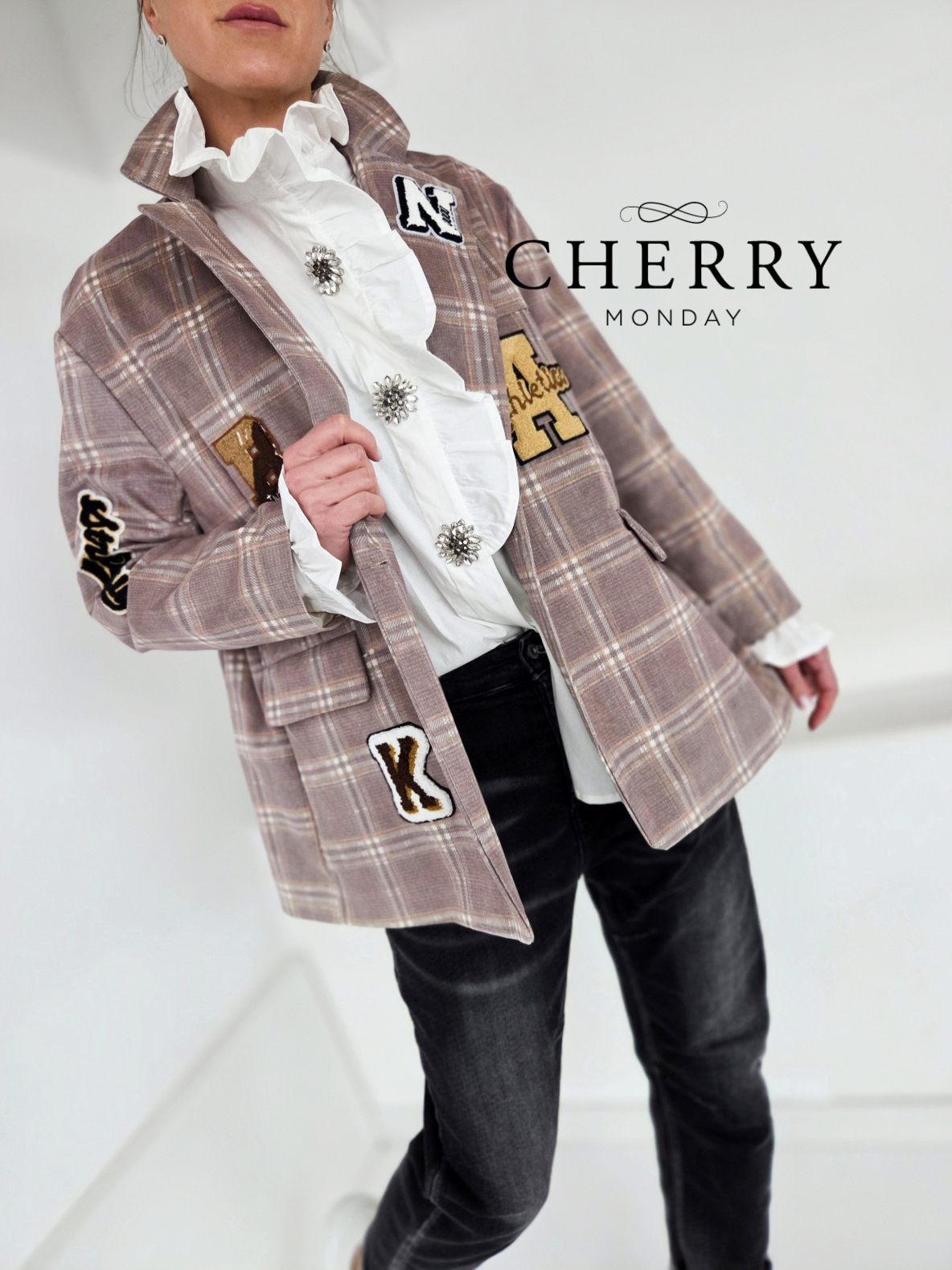 Karirasta plus size jakna z našitki