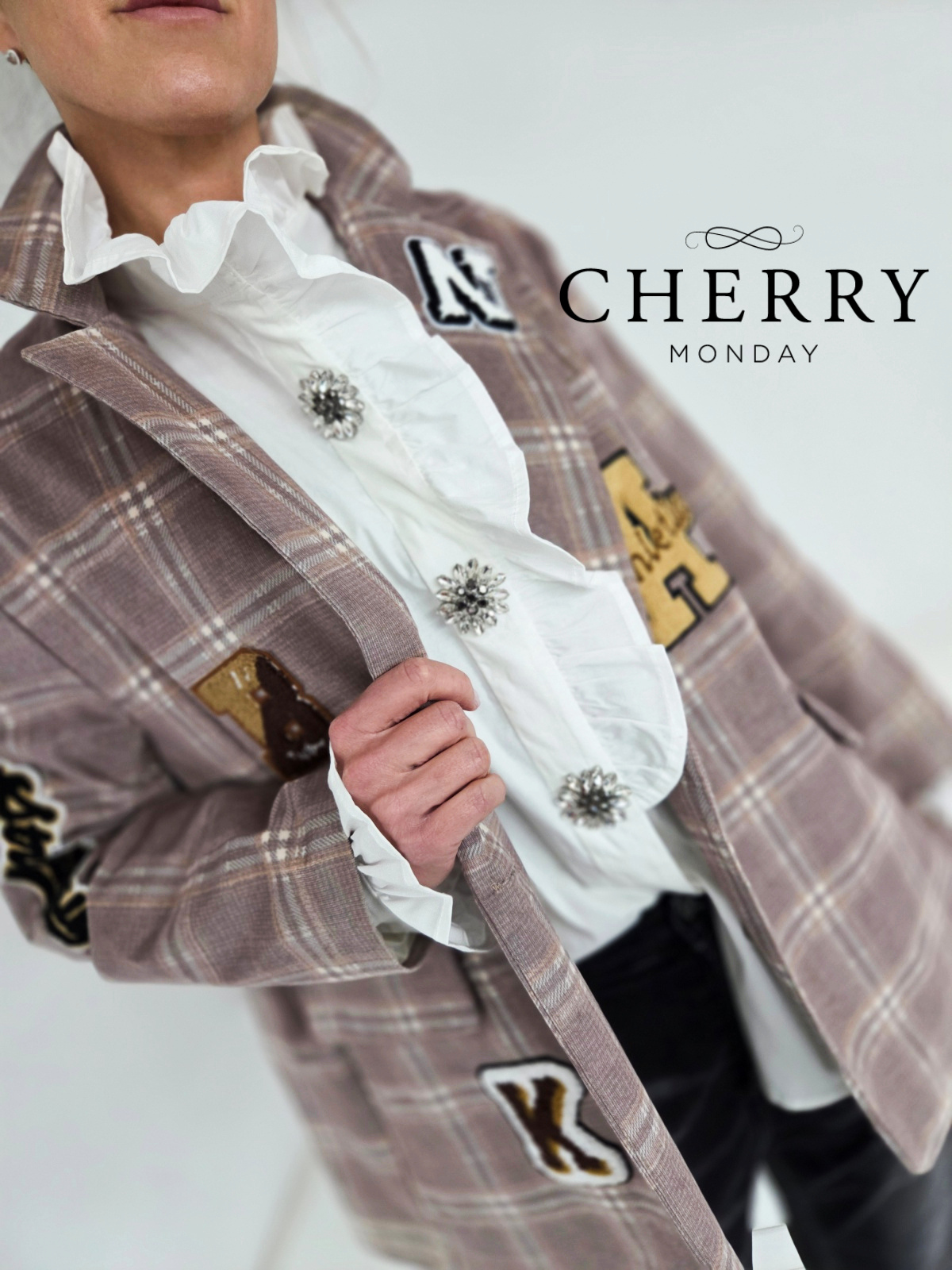 Karirasta plus size jakna z našitki