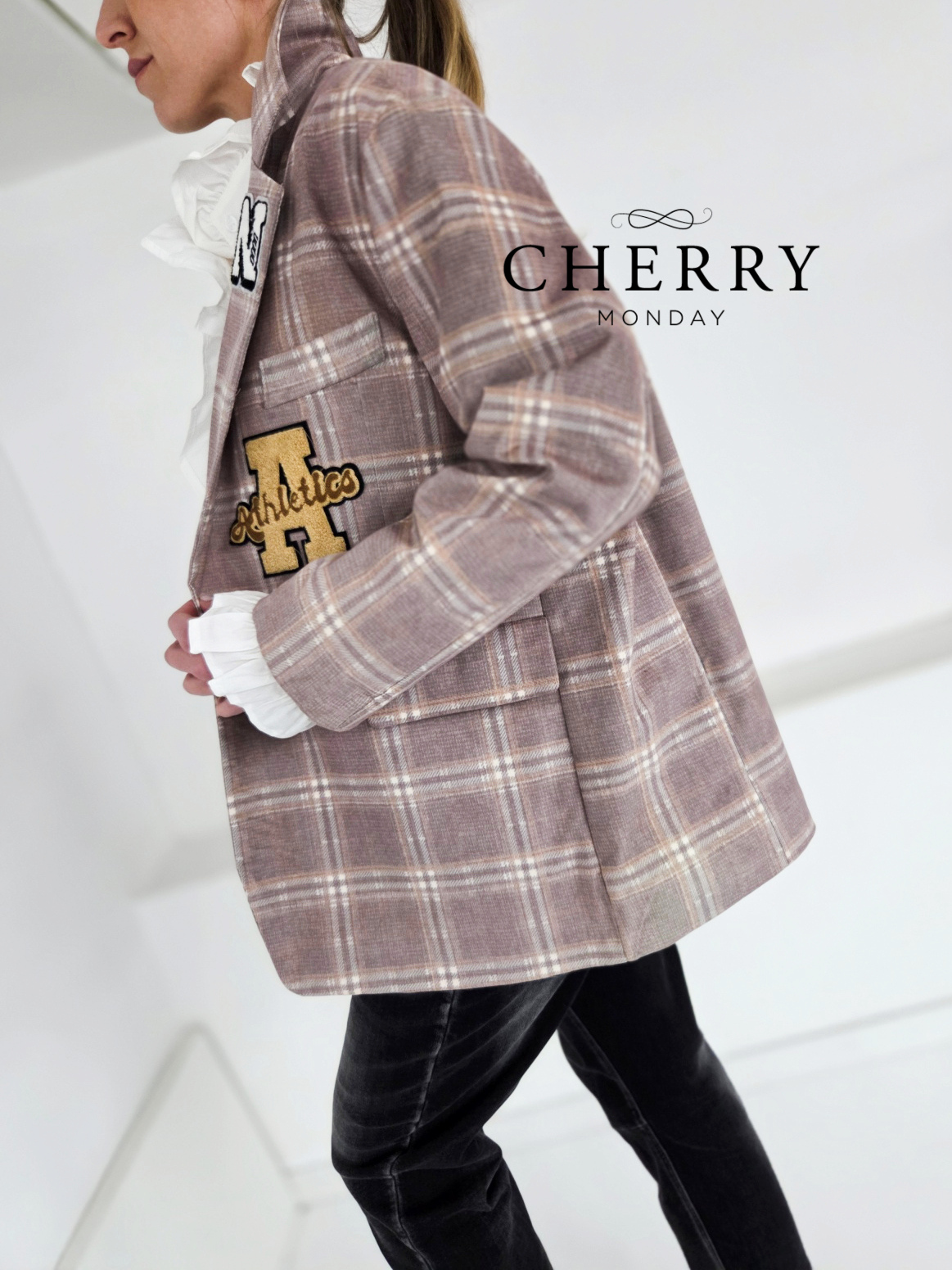 Karirasta plus size jakna z našitki