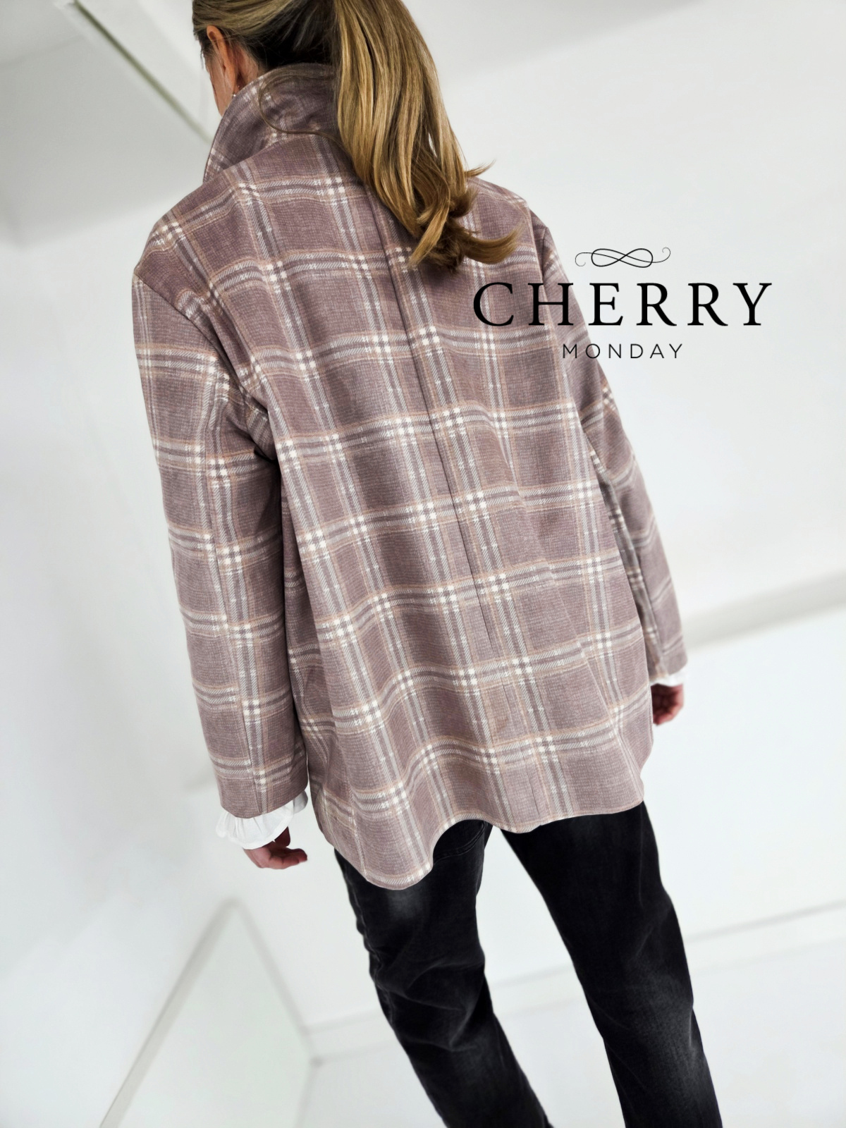 Karirasta plus size jakna z našitki