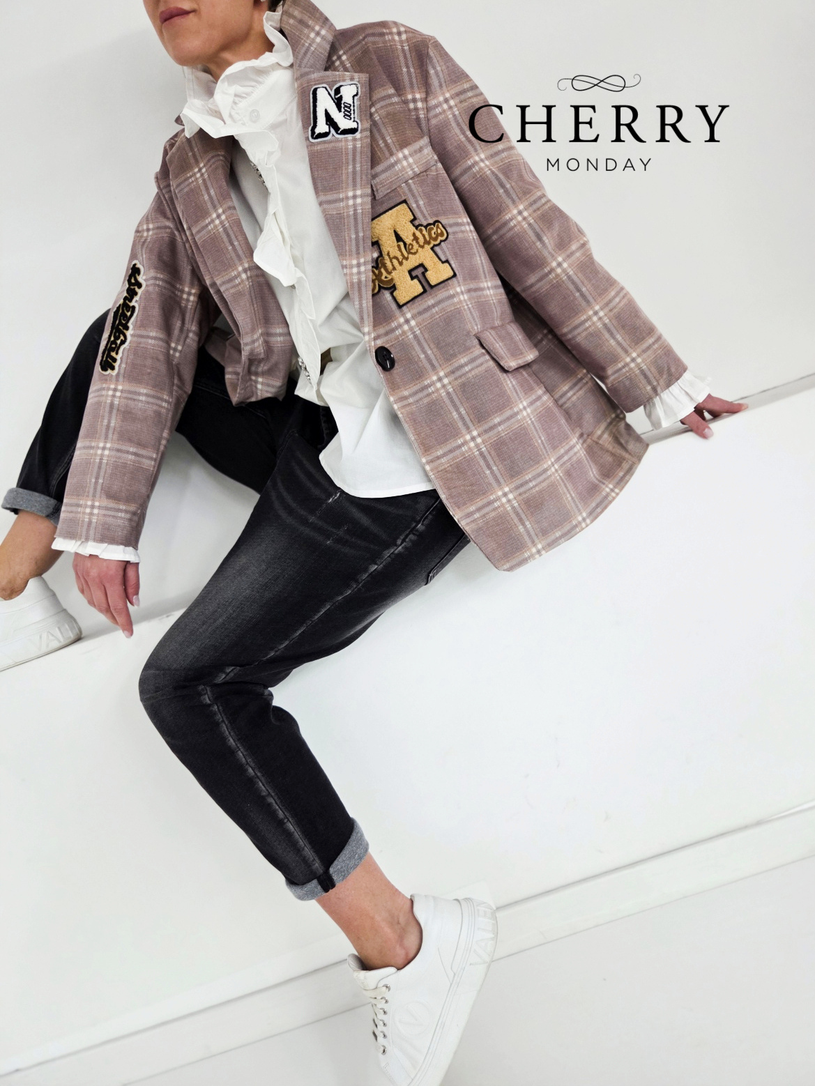 Karirasta plus size jakna z našitki