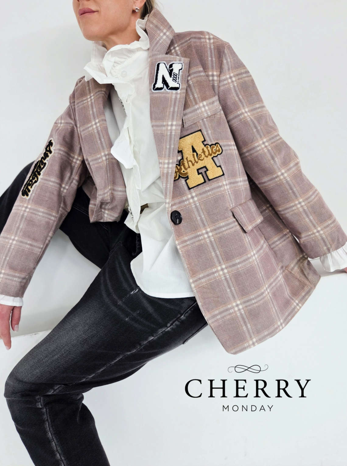 Karirasta plus size jakna z našitki