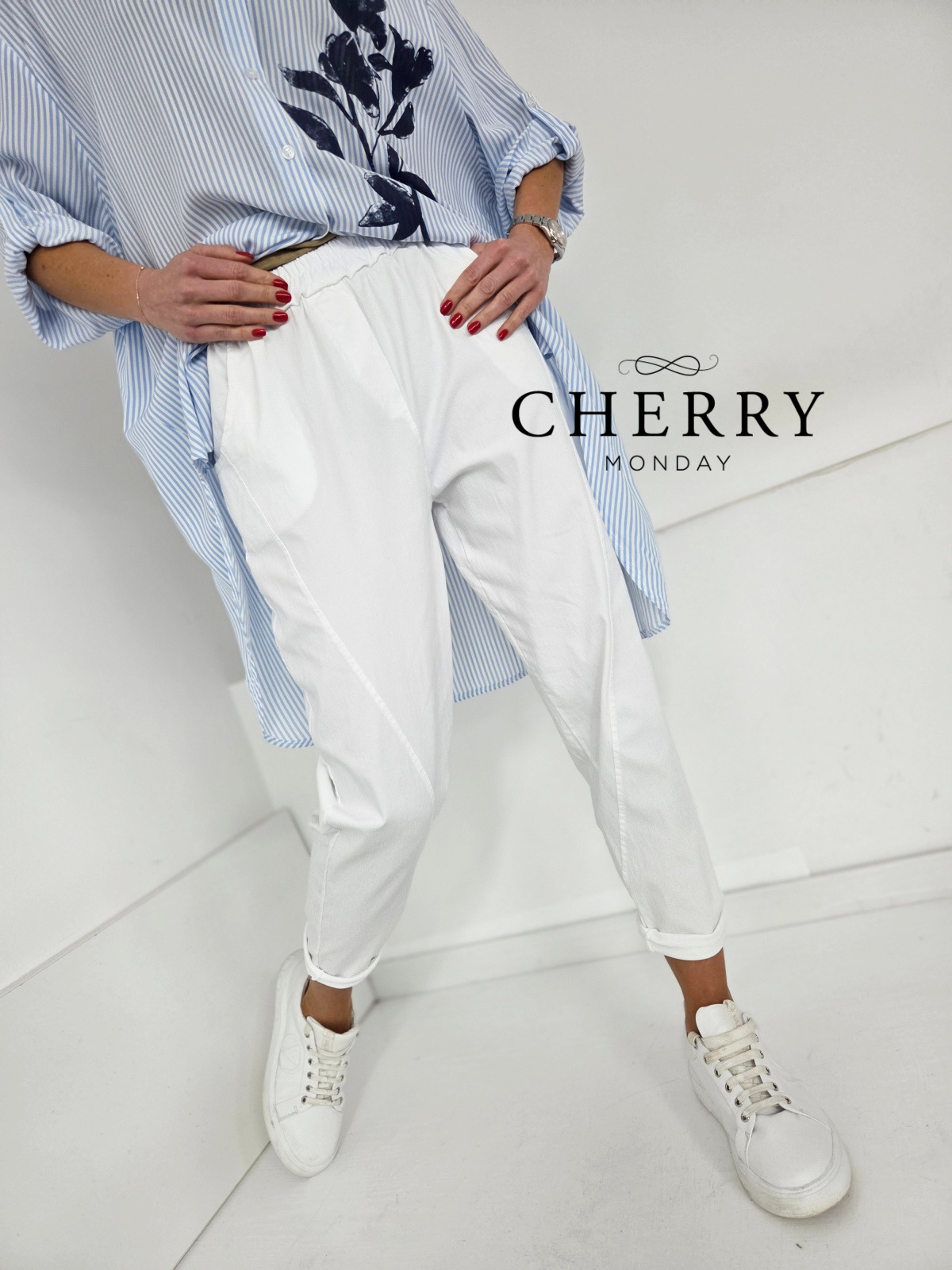 Modne hlače z dekorativnim šivom