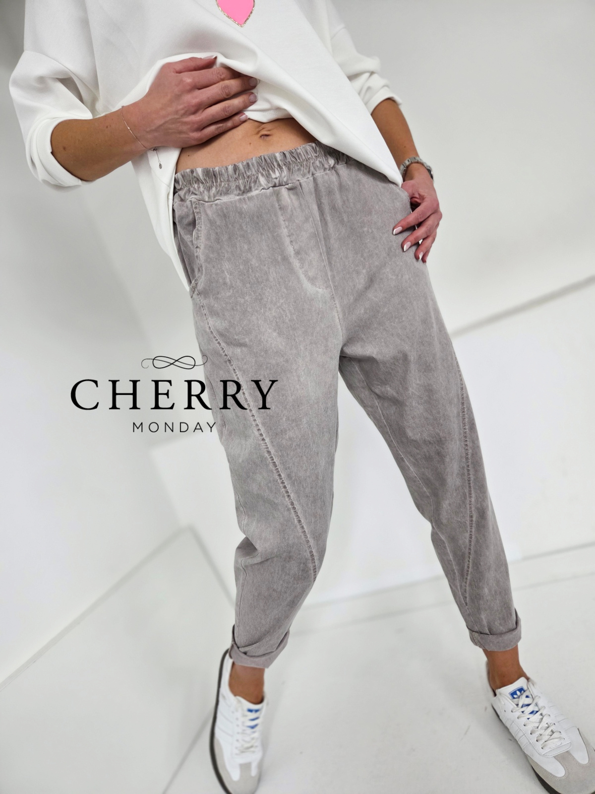 Modne hlače z dekorativnim šivom