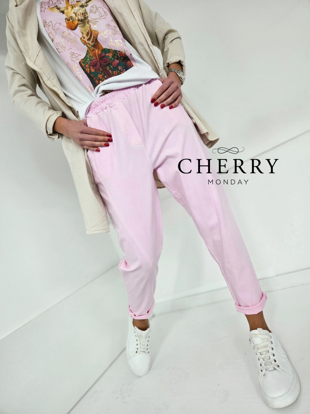 Modne hlače z dekorativnim šivom