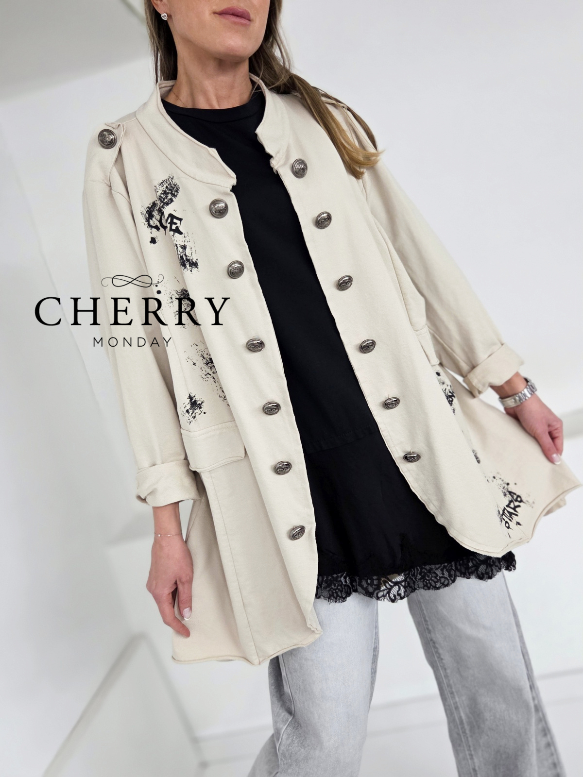 Plašč z dekorativnimi gumbi