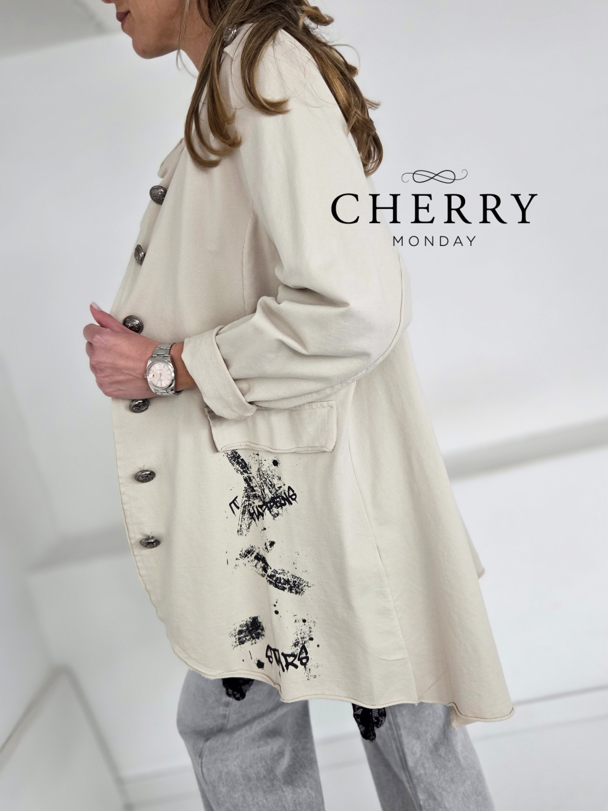 Plašč z dekorativnimi gumbi