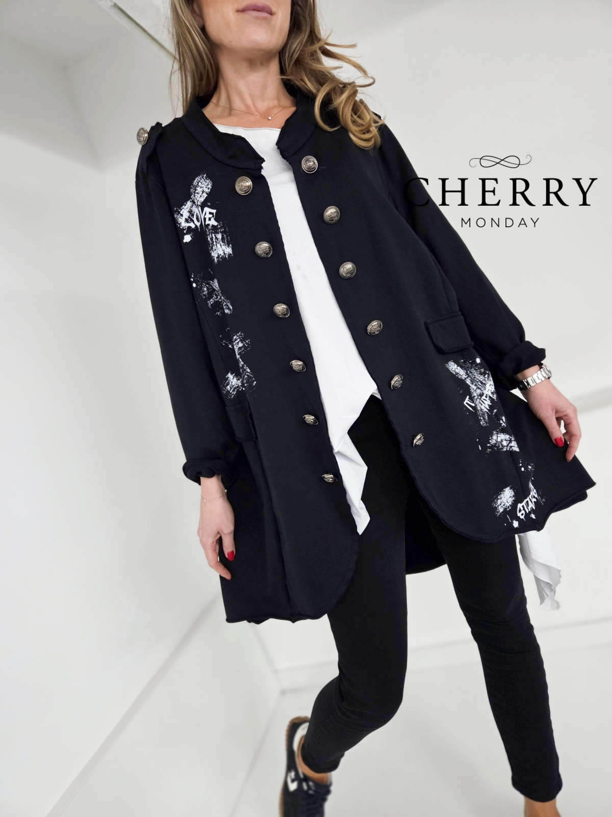 Plašč z dekorativnimi gumbi