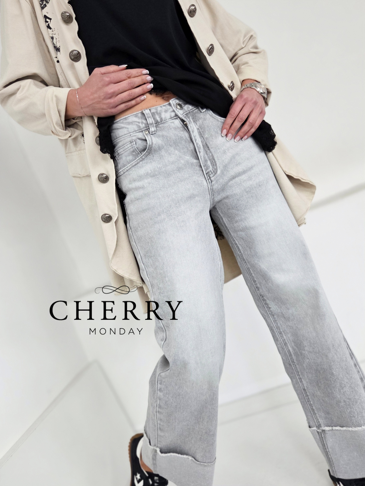 Sive jeans hlače z zavihanim robom