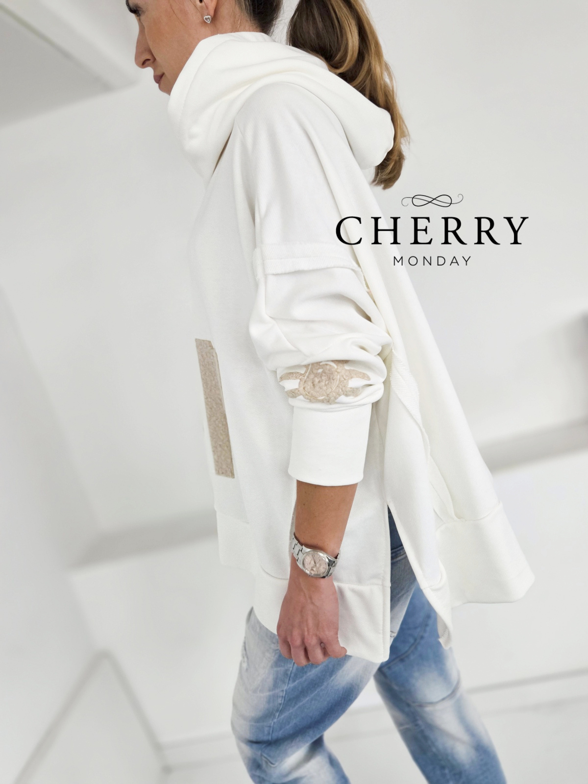 Trendovski pulover s kapuco