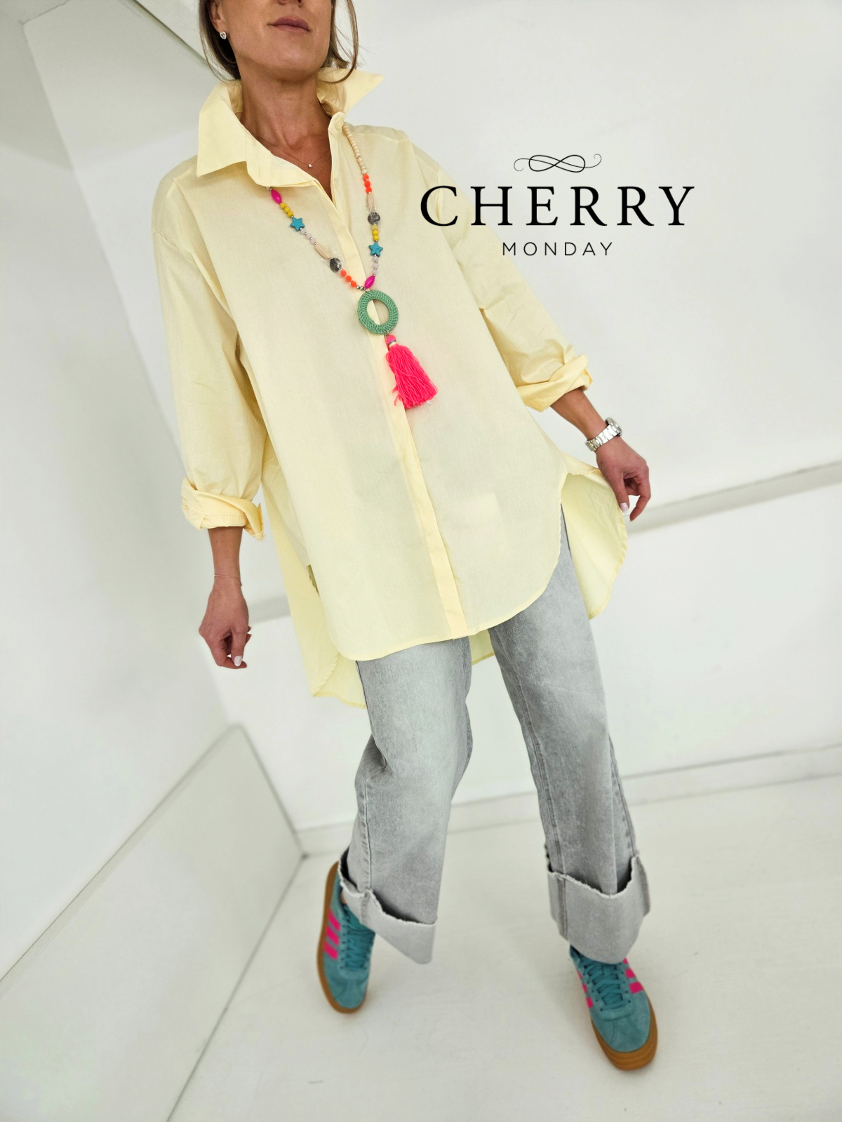 Sive jeans hlače z zavihanim robom