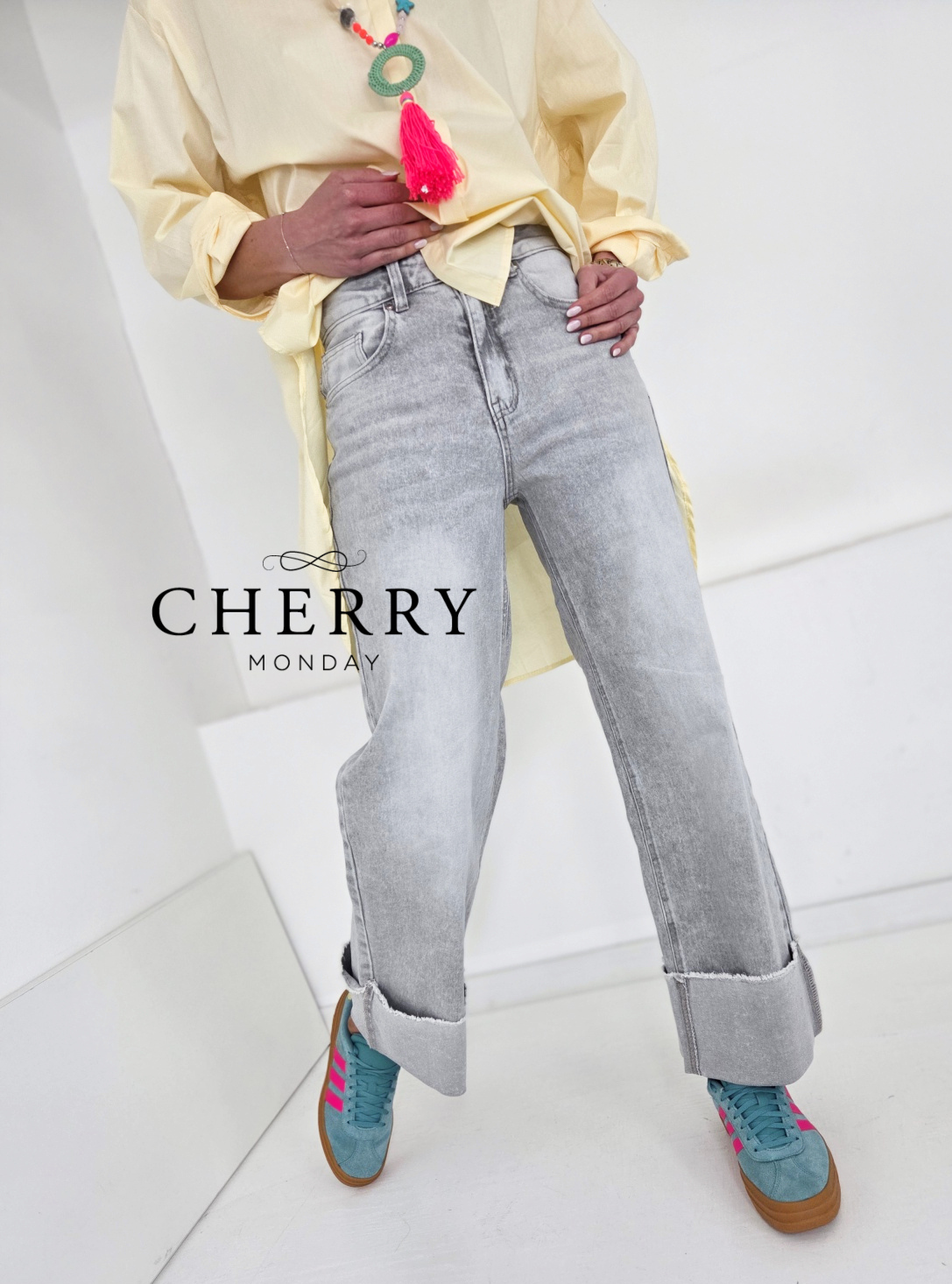 Sive jeans hlače z zavihanim robom