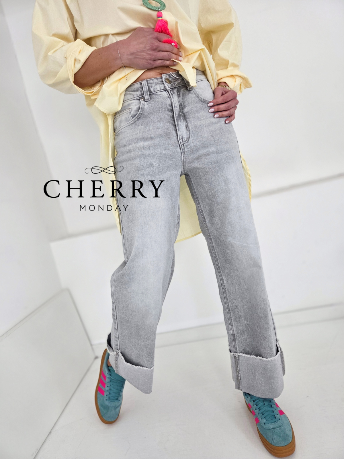 Sive jeans hlače z zavihanim robom