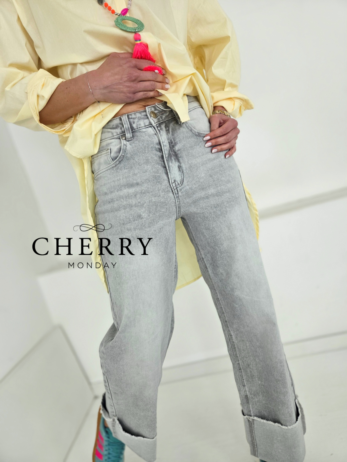 Sive jeans hlače z zavihanim robom