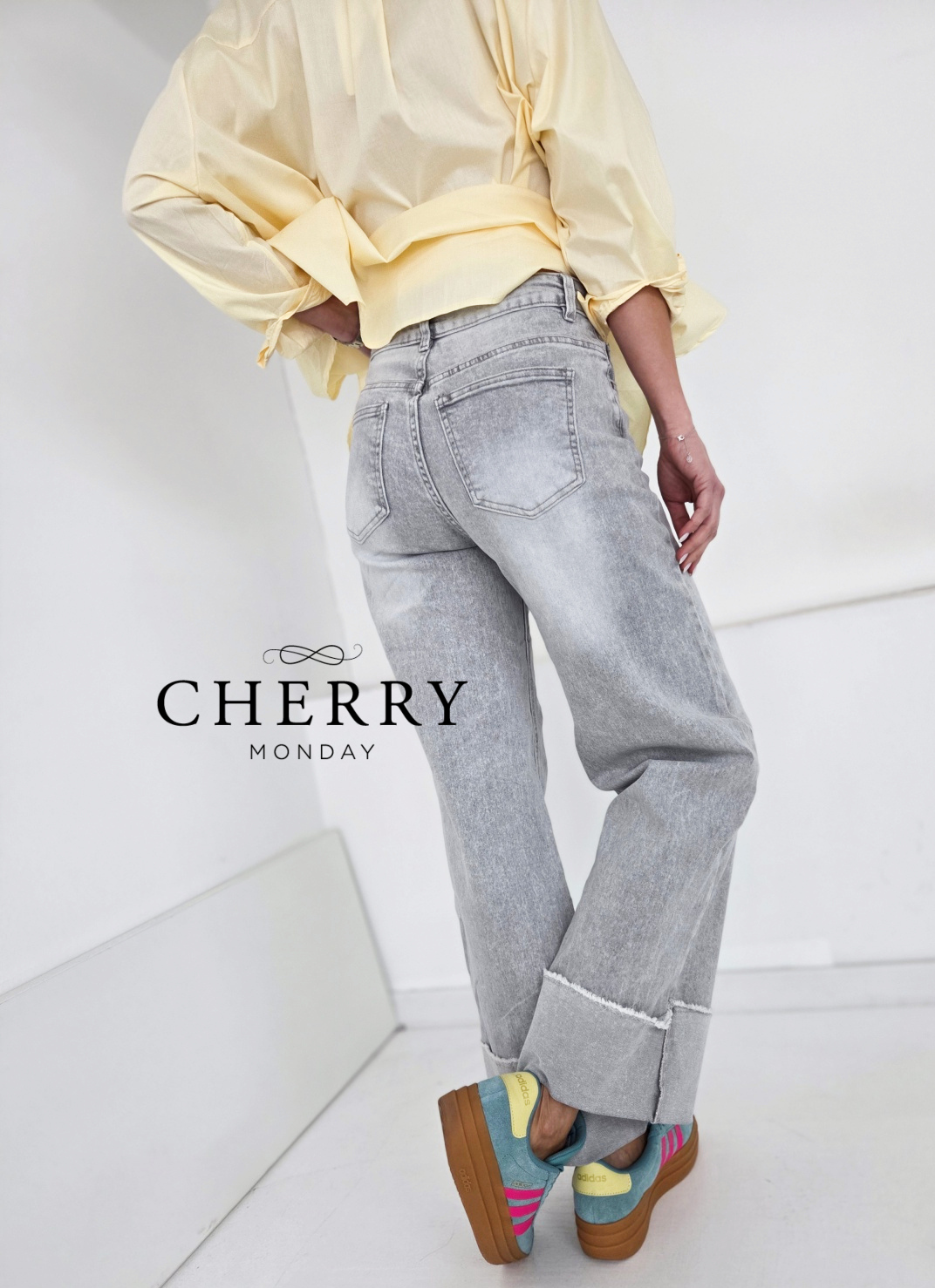 Sive jeans hlače z zavihanim robom