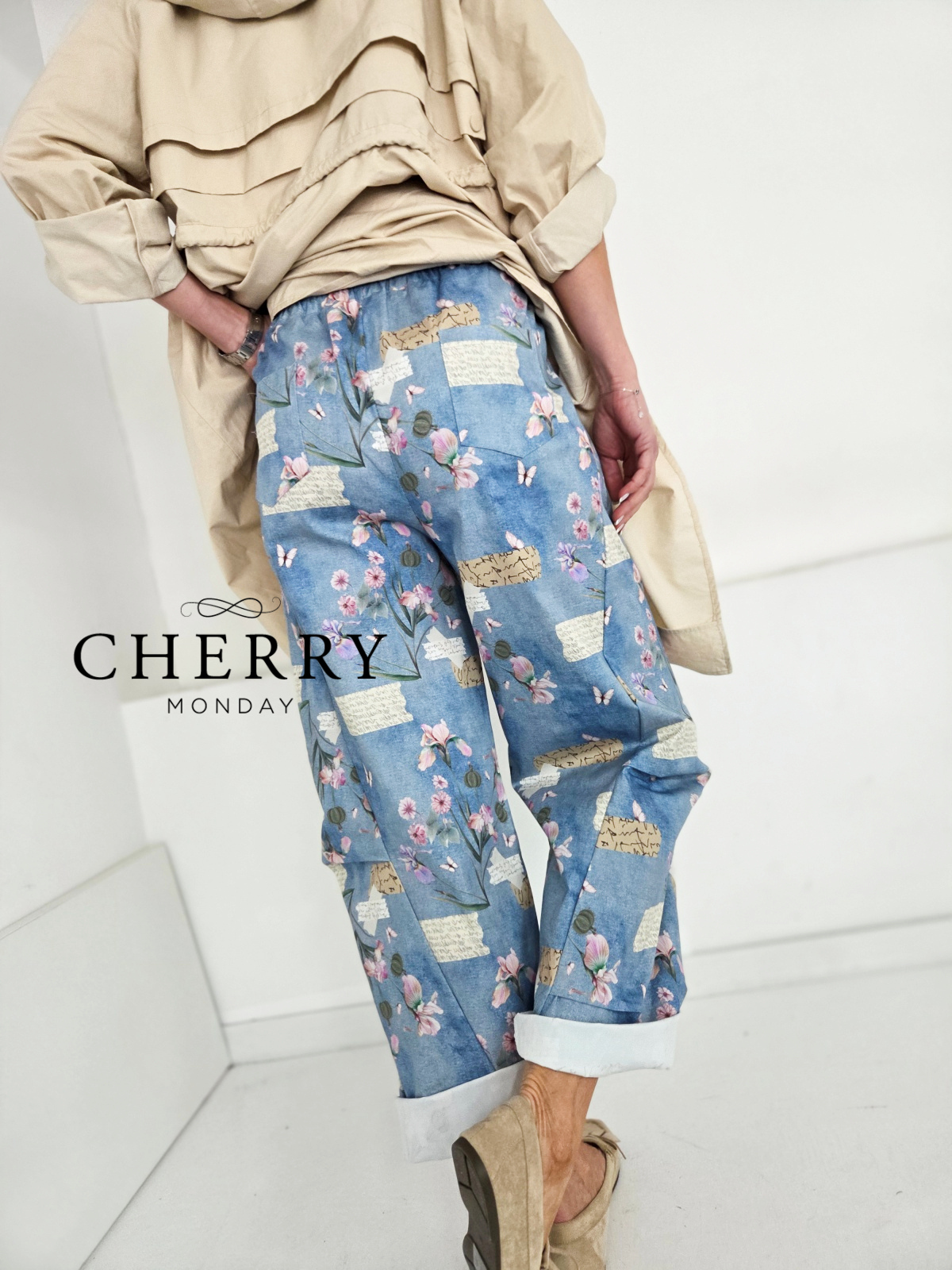 Svetle jeans hlače s cvetličnim potiskom