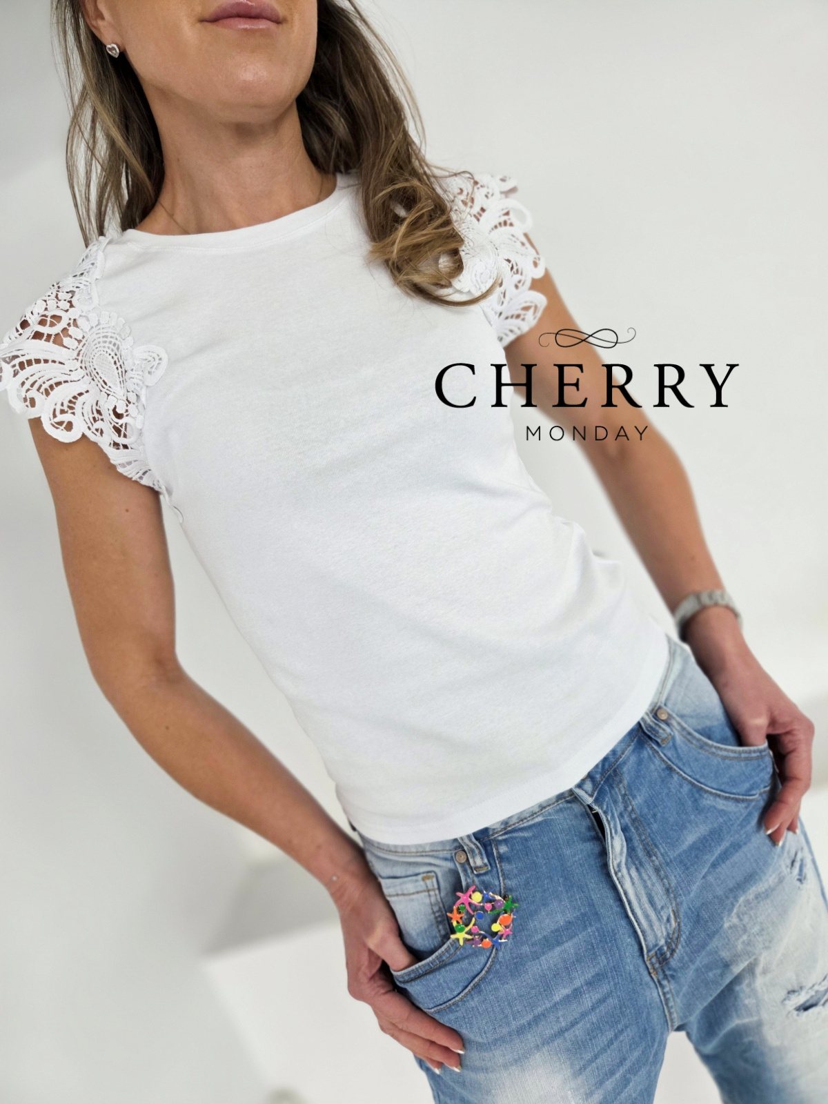 Okrogla pisana broška