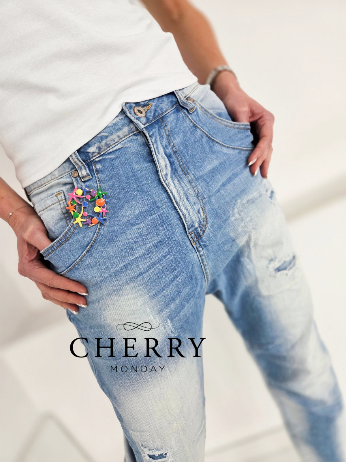 Okrogla pisana broška