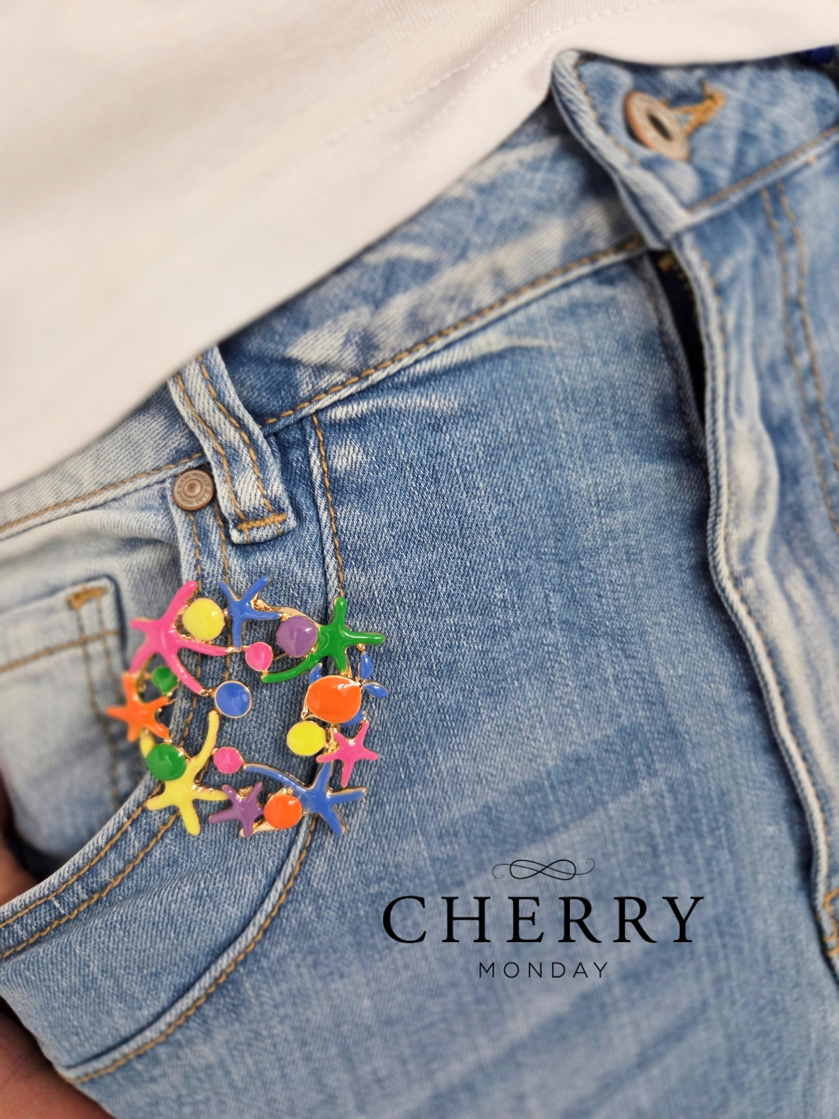 Okrogla pisana broška