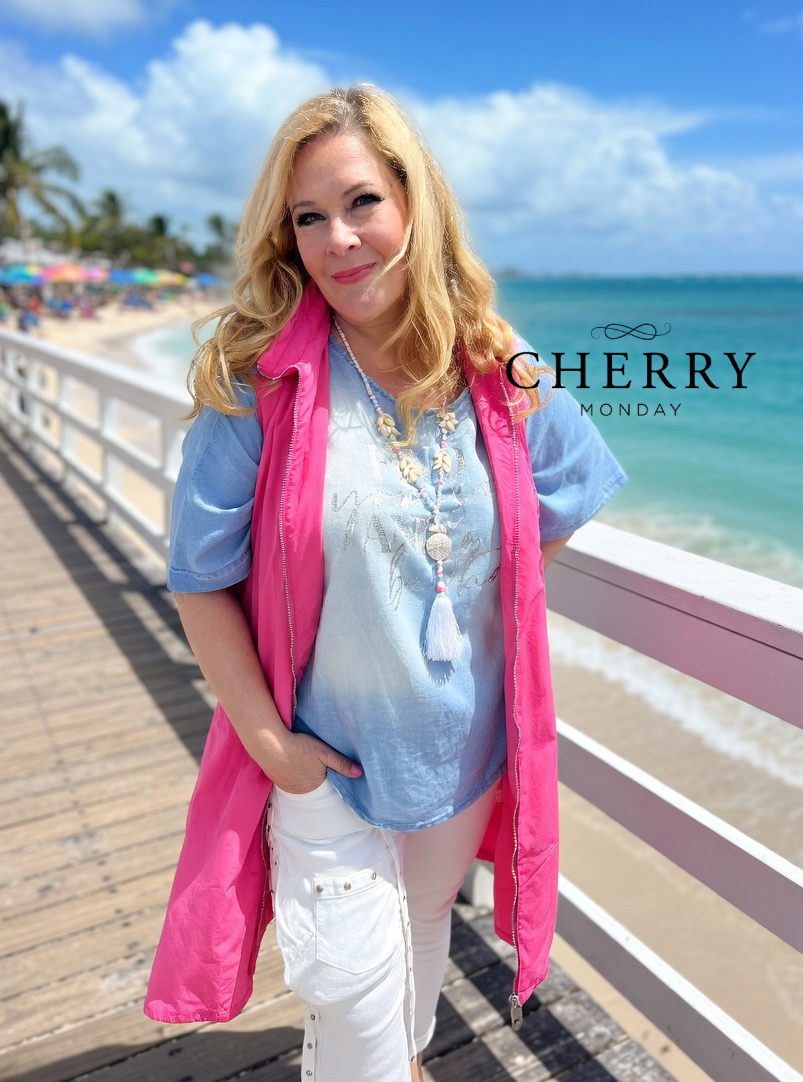 Modni brezrokavnik s kapuco