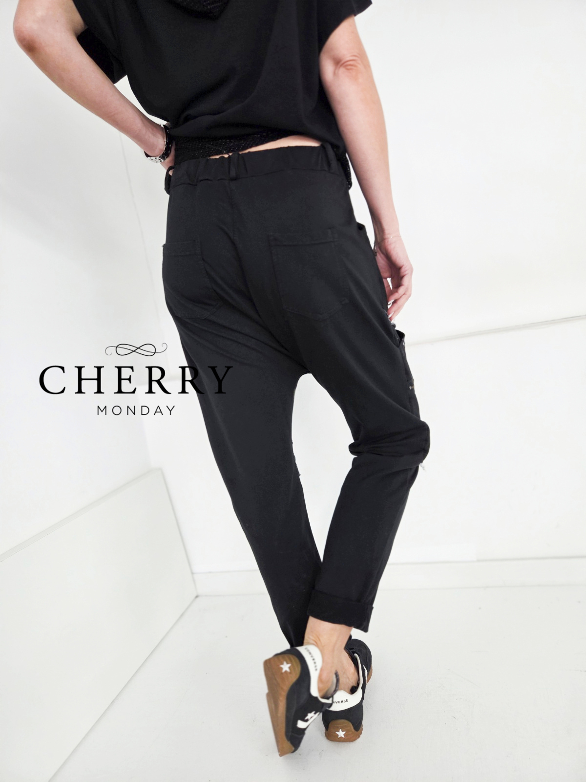 Baggy hlače z detajli