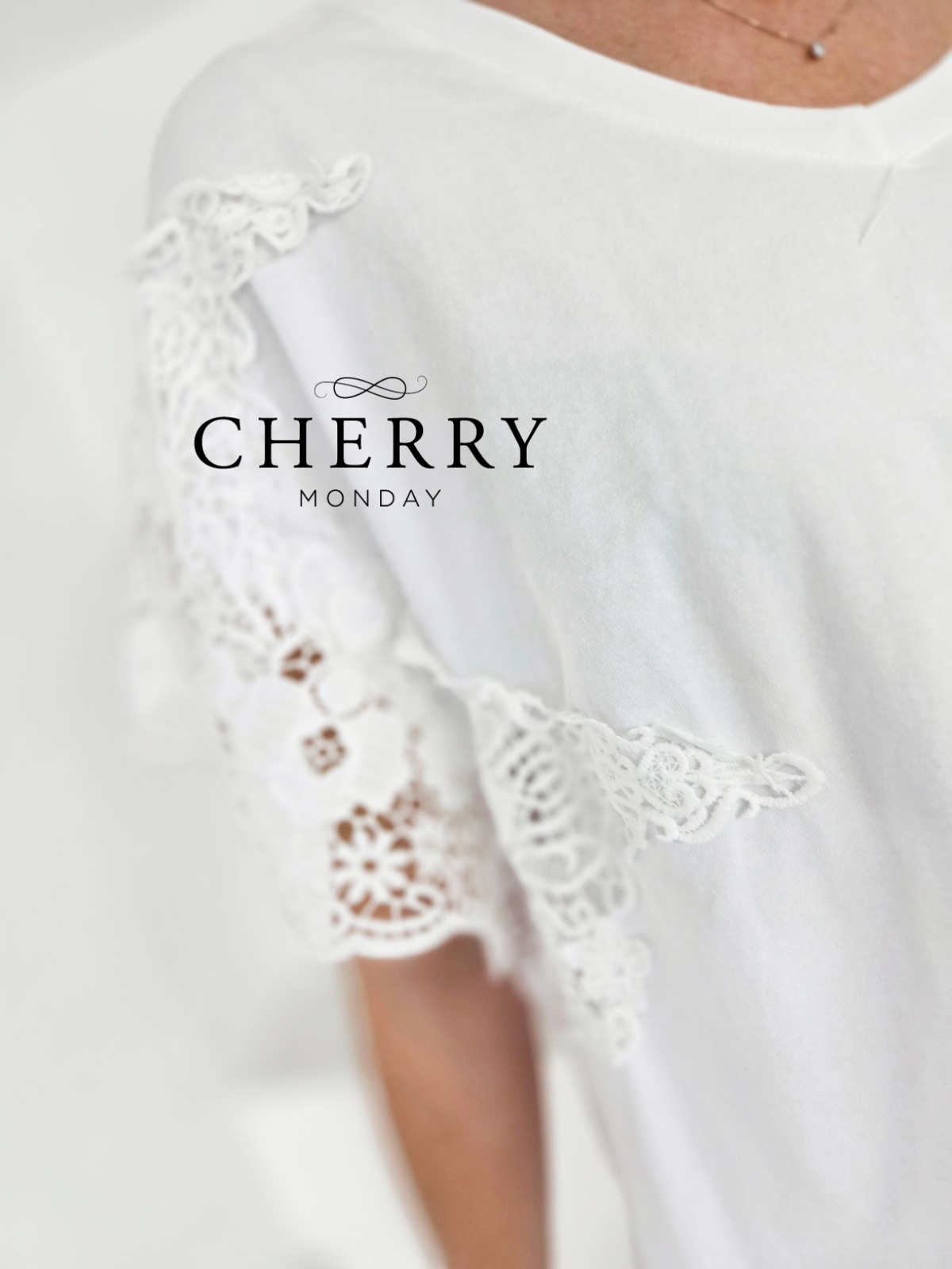 Kratka majica s čipko