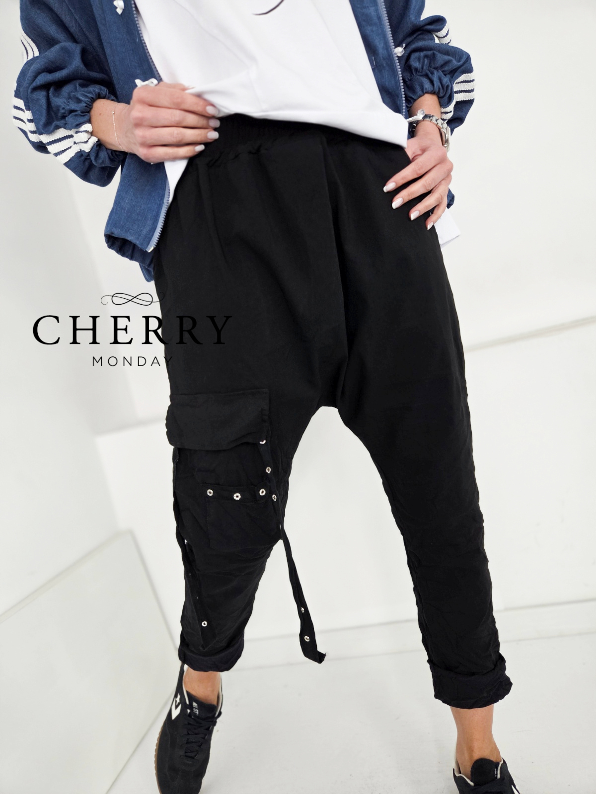 Baggy hlače z dekorativnim žepom