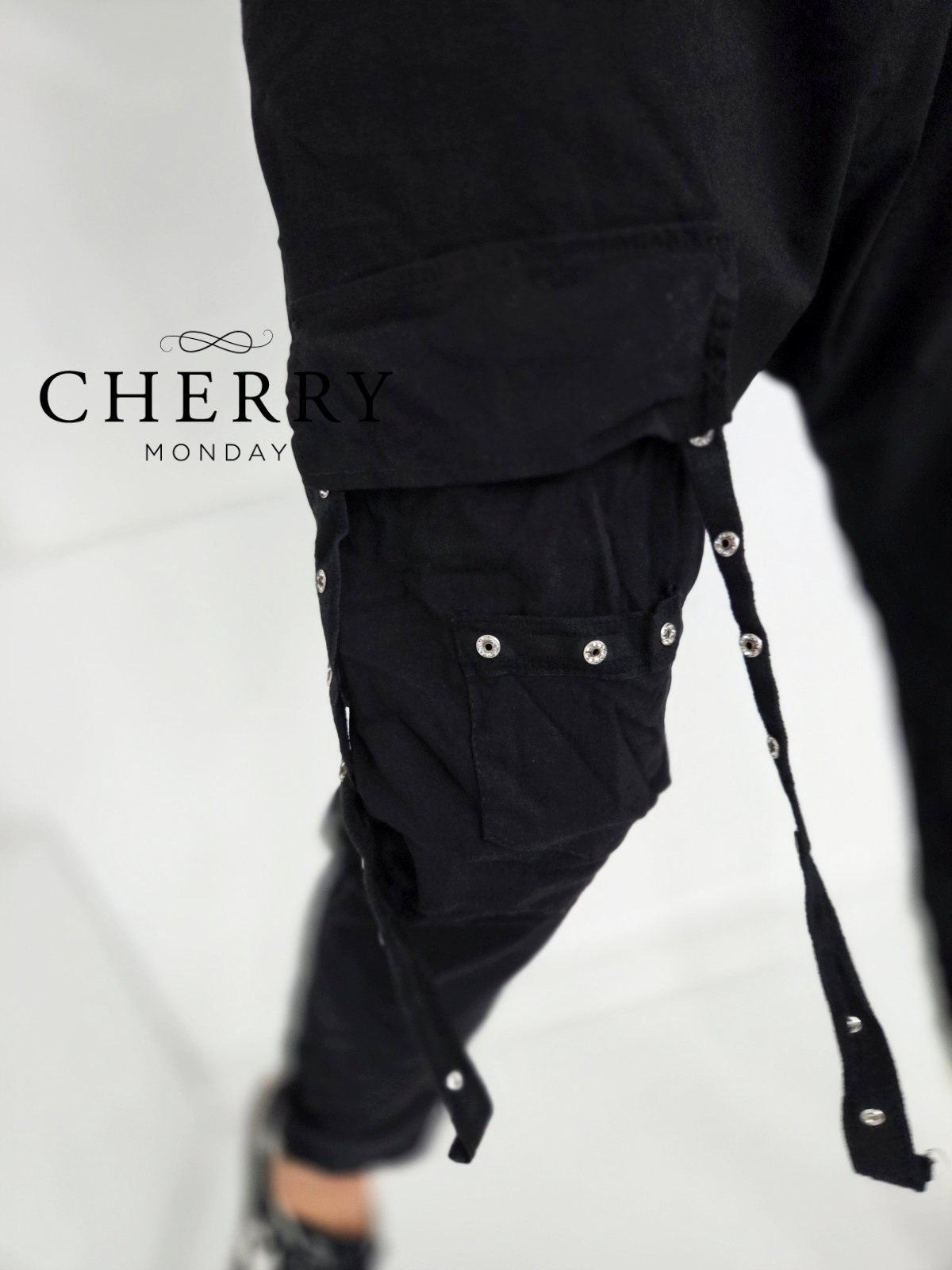 Baggy hlače z dekorativnim žepom