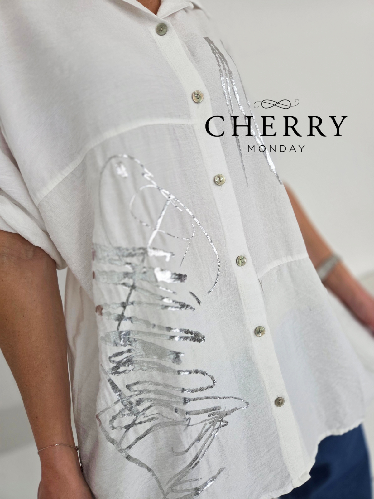 Lahkotna srajca s srebrnim potiskom