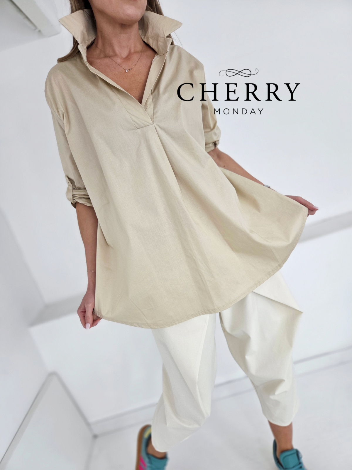 Lahkotna srajca z V izrezom