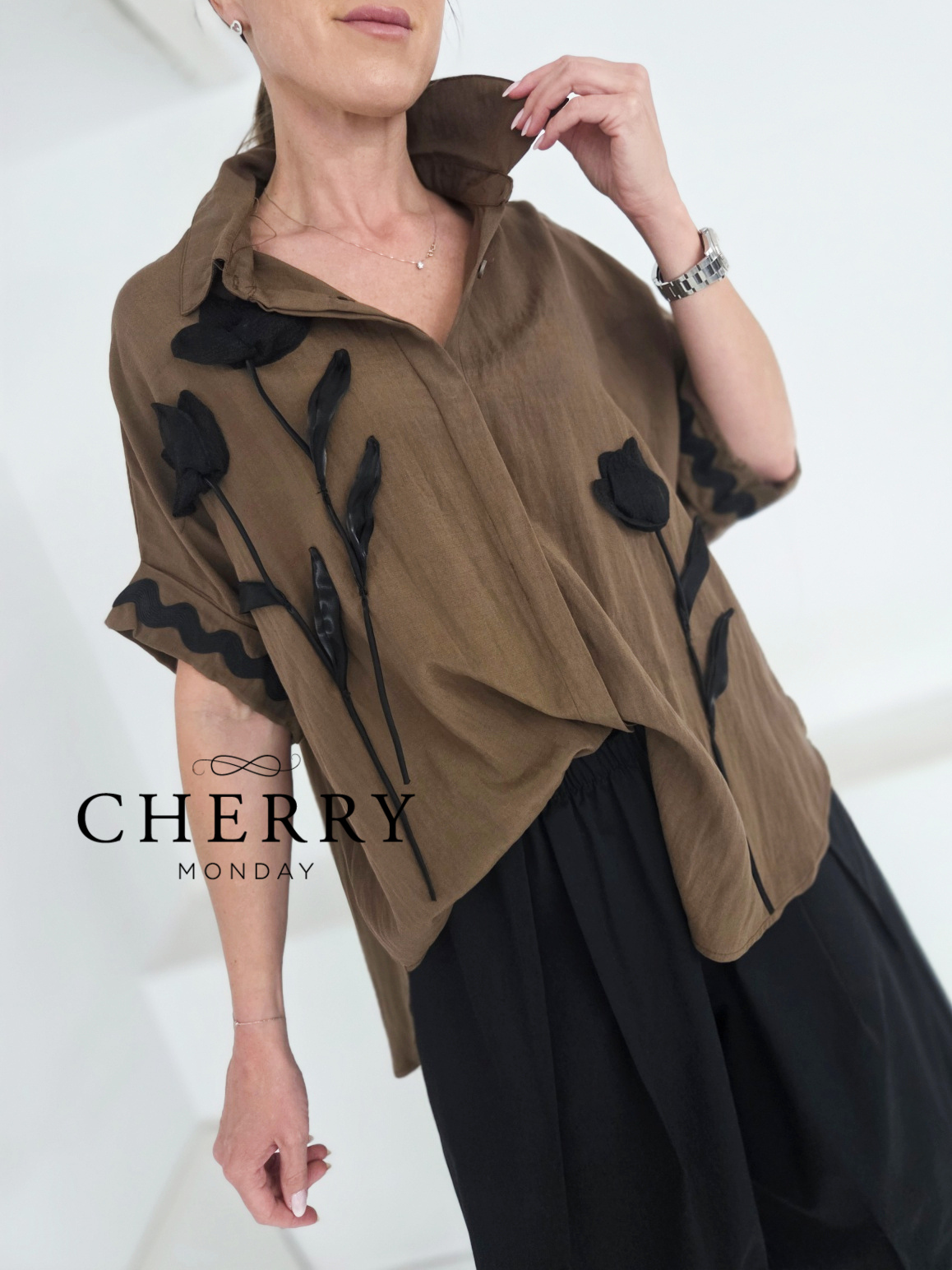 Ohlapna srajca z vezanimi detajli